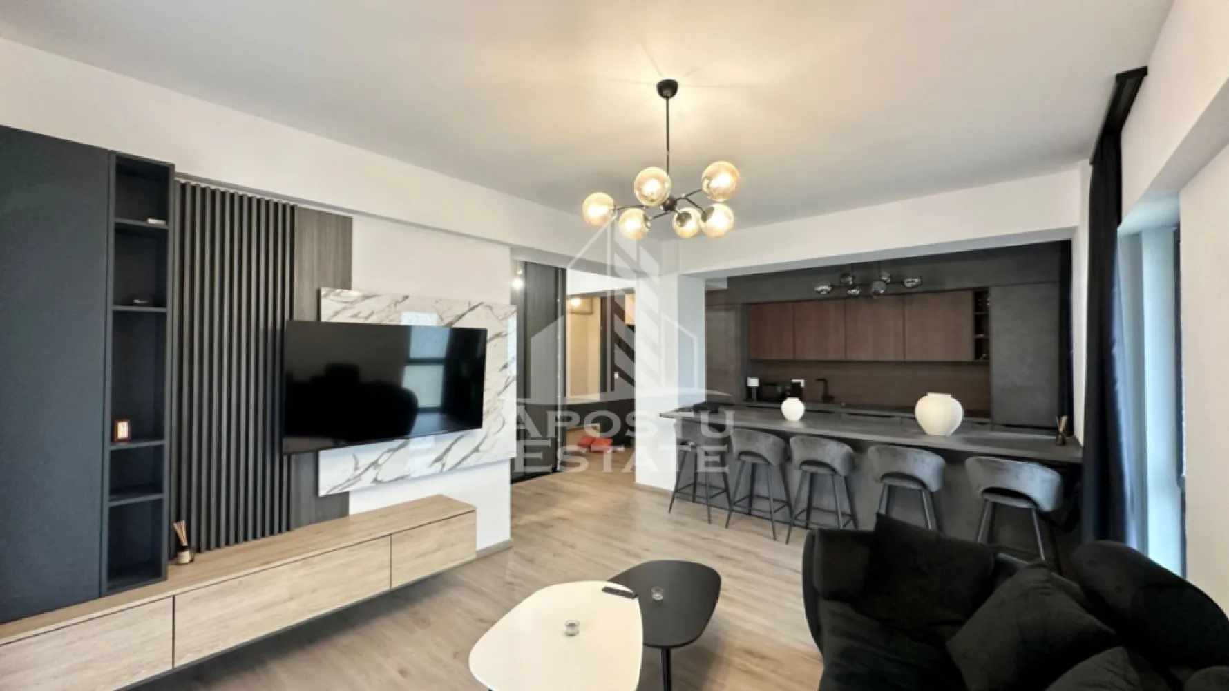 Apartament cu 2 camere de vanzare, Lipovei Timisoara - APOSTU ESTATE va propune spre vanzare un apartament modern cu 2 camere, situat in Timisoara, intr-un imobil nou, finalizat in 2024.

Apartamentul este amplasat la parter, fiind ideal atat pentru locuit, cat si pentru investitie, oferind acces facil si confort sporit.

Proprietatea are o suprafata utila de 57 mp, la care se adauga o terasa de 8 mp, perfecta pentru relaxare.

Compartimentare:

hol de acces cu dressing si pantofar
living deschis cu bucataria si iesire pe terasa
dormitor
baie cu dus

Apartamentul se vinde complet mobilat si utilat, cu mobilier modern si electrocasnice de calitate, pregatit pentru mutare imediata.

In pret este inclus si un loc de parcare subteran, un avantaj important pentru confortul zilnic.

Imobilul este construit la standarde moderne, oferind finisaje de calitate si un ambient placut.

Dotari:

terasa de 8 mp
loc de parcare subteran inclus
mobilat si utilat complet
compartimentare eficienta
bloc nou (2024)
parter – acces facil

Agentia imobiliara Apostu Estate va ofera consultanta si solutii financiare prin colaboratorii nostri.

Va invitam cu drag la o vizionare!
CP2986385