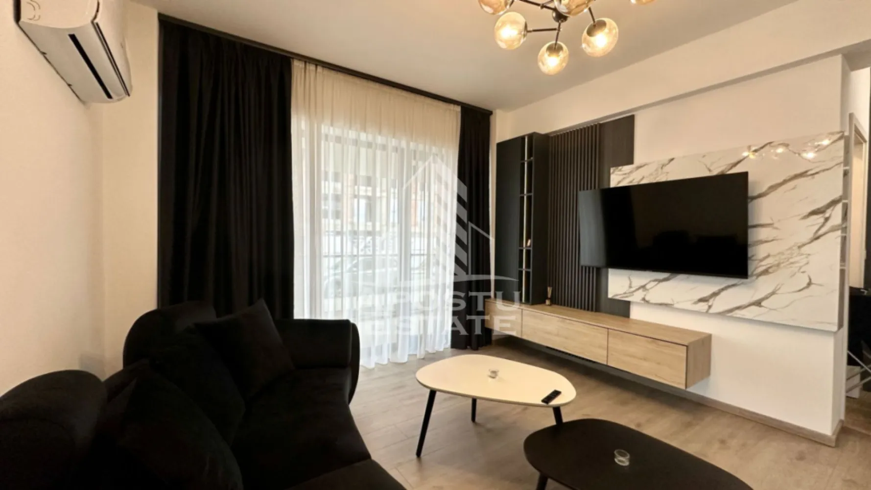 Apartament cu 2 camere de vanzare, Lipovei Timisoara - APOSTU ESTATE va propune spre vanzare un apartament modern cu 2 camere, situat in Timisoara, intr-un imobil nou, finalizat in 2024.

Apartamentul este amplasat la parter, fiind ideal atat pentru locuit, cat si pentru investitie, oferind acces facil si confort sporit.

Proprietatea are o suprafata utila de 57 mp, la care se adauga o terasa de 8 mp, perfecta pentru relaxare.

Compartimentare:

hol de acces cu dressing si pantofar
living deschis cu bucataria si iesire pe terasa
dormitor
baie cu dus

Apartamentul se vinde complet mobilat si utilat, cu mobilier modern si electrocasnice de calitate, pregatit pentru mutare imediata.

In pret este inclus si un loc de parcare subteran, un avantaj important pentru confortul zilnic.

Imobilul este construit la standarde moderne, oferind finisaje de calitate si un ambient placut.

Dotari:

terasa de 8 mp
loc de parcare subteran inclus
mobilat si utilat complet
compartimentare eficienta
bloc nou (2024)
parter – acces facil

Agentia imobiliara Apostu Estate va ofera consultanta si solutii financiare prin colaboratorii nostri.

Va invitam cu drag la o vizionare!
CP2986385