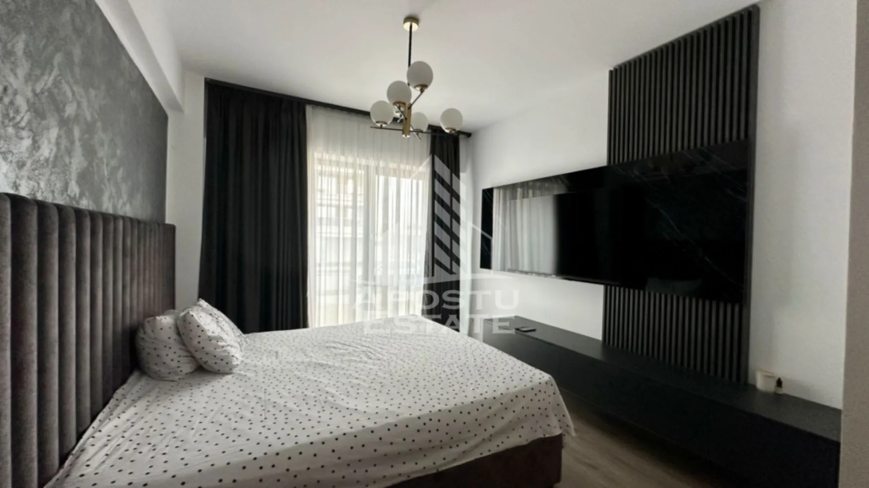 Apartament cu 2 camere de vanzare, Lipovei Timisoara - APOSTU ESTATE va propune spre vanzare un apartament modern cu 2 camere, situat in Timisoara, intr-un imobil nou, finalizat in 2024.

Apartamentul este amplasat la parter, fiind ideal atat pentru locuit, cat si pentru investitie, oferind acces facil si confort sporit.

Proprietatea are o suprafata utila de 57 mp, la care se adauga o terasa de 8 mp, perfecta pentru relaxare.

Compartimentare:

hol de acces cu dressing si pantofar
living deschis cu bucataria si iesire pe terasa
dormitor
baie cu dus

Apartamentul se vinde complet mobilat si utilat, cu mobilier modern si electrocasnice de calitate, pregatit pentru mutare imediata.

In pret este inclus si un loc de parcare subteran, un avantaj important pentru confortul zilnic.

Imobilul este construit la standarde moderne, oferind finisaje de calitate si un ambient placut.

Dotari:

terasa de 8 mp
loc de parcare subteran inclus
mobilat si utilat complet
compartimentare eficienta
bloc nou (2024)
parter – acces facil

Agentia imobiliara Apostu Estate va ofera consultanta si solutii financiare prin colaboratorii nostri.

Va invitam cu drag la o vizionare!
CP2986385