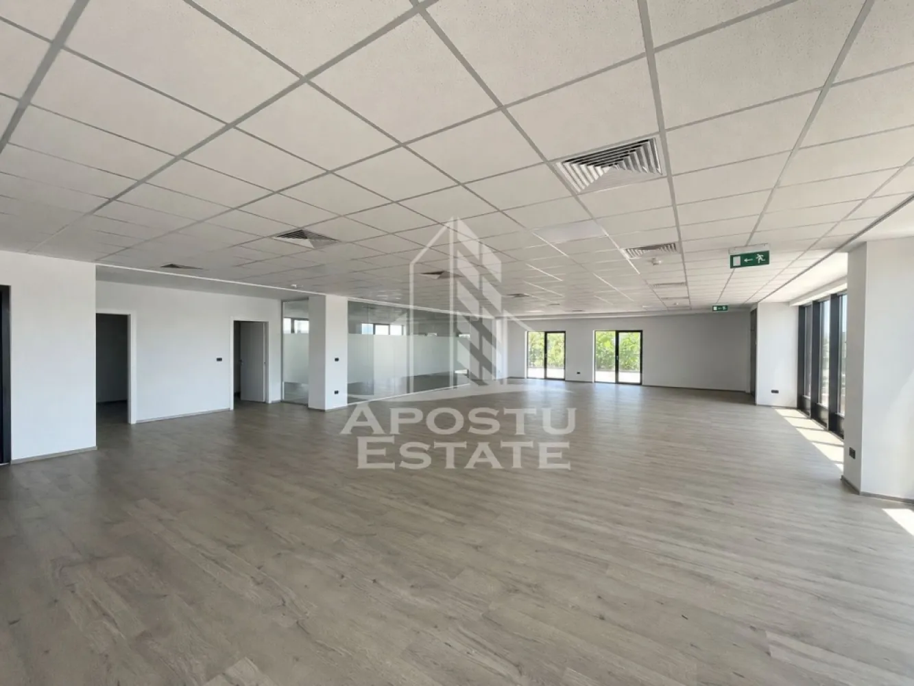 Spatiu comercial pentru birouri, 297 mp, Etajul 1, Giroc - Agentia imobiliara APOSTU ESTATE va propune spre inchiriere spatiu comercial 297 mp + terasa de 150 mp, Etajul 1 in Giroc.

Suprafata de birou dispune de o incapere openspace de aproximati 200 mp, birou separat, bucatarie utilta si grup sanitar dublu.
Spatiul dispune de sistem de climatizare cu recirculare, senzori incendiu, hidranti, supraveghere video.si 2 grupuri sanitare.
Cladirea dispune de lift si parcare privata.

Va asteptam la o vizionare!
CP1898639