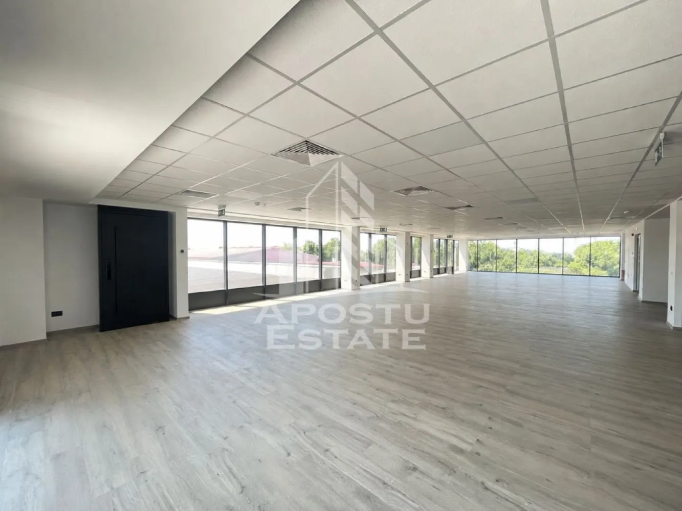 Spatiu comercial pentru birouri, 297 mp, Etajul 1, Giroc - Agentia imobiliara APOSTU ESTATE va propune spre inchiriere spatiu comercial 297 mp + terasa de 150 mp, Etajul 1 in Giroc.

Suprafata de birou dispune de o incapere openspace de aproximati 200 mp, birou separat, bucatarie utilta si grup sanitar dublu.
Spatiul dispune de sistem de climatizare cu recirculare, senzori incendiu, hidranti, supraveghere video.si 2 grupuri sanitare.
Cladirea dispune de lift si parcare privata.

Va asteptam la o vizionare!
CP1898639