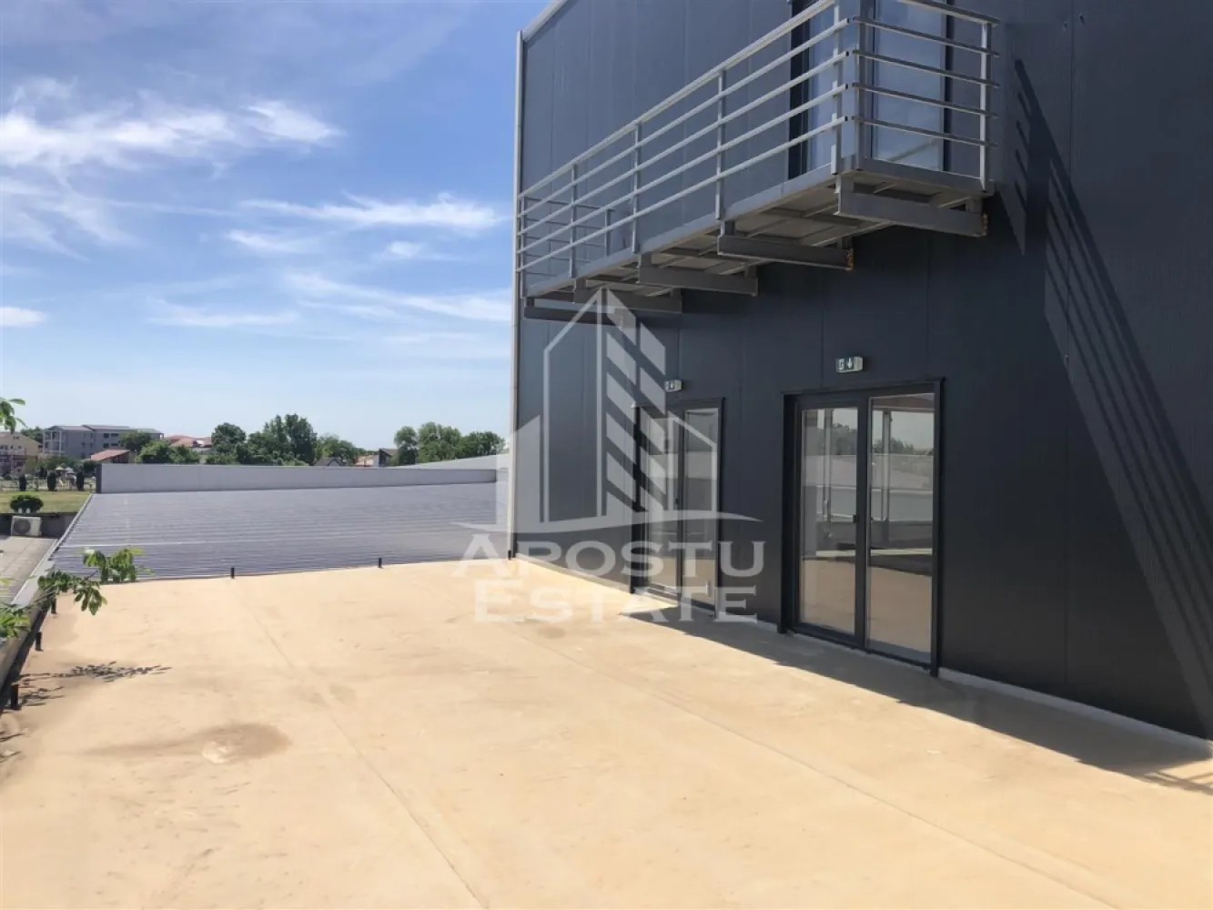Spatiu comercial pentru birouri, 297 mp, Etajul 1, Giroc - Agentia imobiliara APOSTU ESTATE va propune spre inchiriere spatiu comercial 297 mp + terasa de 150 mp, Etajul 1 in Giroc.

Suprafata de birou dispune de o incapere openspace de aproximati 200 mp, birou separat, bucatarie utilta si grup sanitar dublu.
Spatiul dispune de sistem de climatizare cu recirculare, senzori incendiu, hidranti, supraveghere video.si 2 grupuri sanitare.
Cladirea dispune de lift si parcare privata.

Va asteptam la o vizionare!
CP1898639