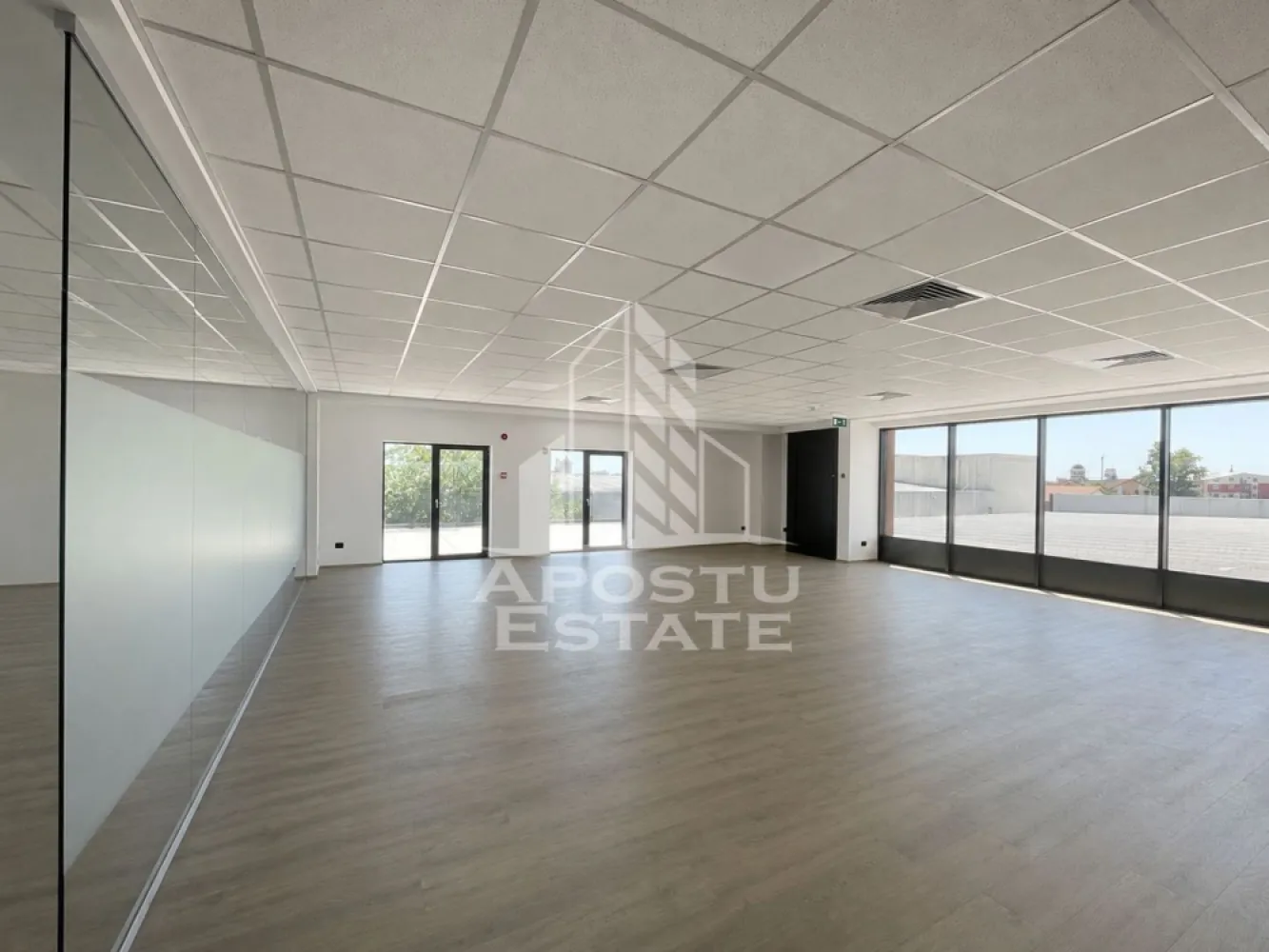 Spatiu comercial pentru birouri, 297 mp, Etajul 1, Giroc - Agentia imobiliara APOSTU ESTATE va propune spre inchiriere spatiu comercial 297 mp + terasa de 150 mp, Etajul 1 in Giroc.

Suprafata de birou dispune de o incapere openspace de aproximati 200 mp, birou separat, bucatarie utilta si grup sanitar dublu.
Spatiul dispune de sistem de climatizare cu recirculare, senzori incendiu, hidranti, supraveghere video.si 2 grupuri sanitare.
Cladirea dispune de lift si parcare privata.

Va asteptam la o vizionare!
CP1898639