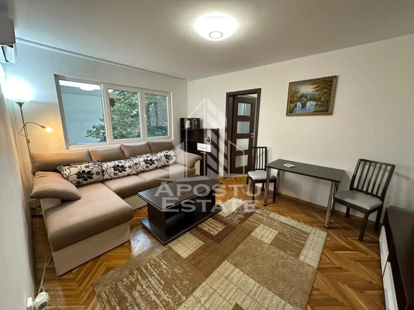 Apartament cu 2 camere de inchiriat, zona Dacia, Timisoara - Agentia imobiliara APOSTU ESTATE va propune spre inchiriere un apartament cu 2 camere spatios si luminos, situat in zona Dacia, o zona linistita si bine pozitionata din Timisoara, potrivit pentru cupluri sau studenti care isi doresc o locuinta unde sa se simta confortabil si cu acces facil catre scoli, facultati, statii de autobuz si magazine.

Suprafata utila: 41 mp
Compartimentare eficienta:
- Hol de acces
- Bucatarie inchisa, complet mobilata si utilata, cu loc de luat masa
- Baie prevazuta cu cada si geam pentru aerisire naturala
-Dormitor cu pat matrimonial
- Balcon inchis

Confort si facilitati:
- Centrala proprie
- Aer conditionat
- Pet friendly (pisica)
- Apartamentul este complet mobilat si utilat de catre proprietar

Localizare: zona Dacia, in apropiere de Iulius Mall, scoala generala nr.18, Kaufland, mijloace de transport in comun

Ideal pentru:
- Cupluri
- Studenti
- Familii

Pret chirie: 400€
Programeaza o vizionare pentru a-ti putea imagina viitorul aici!
ID intern: CP2439739