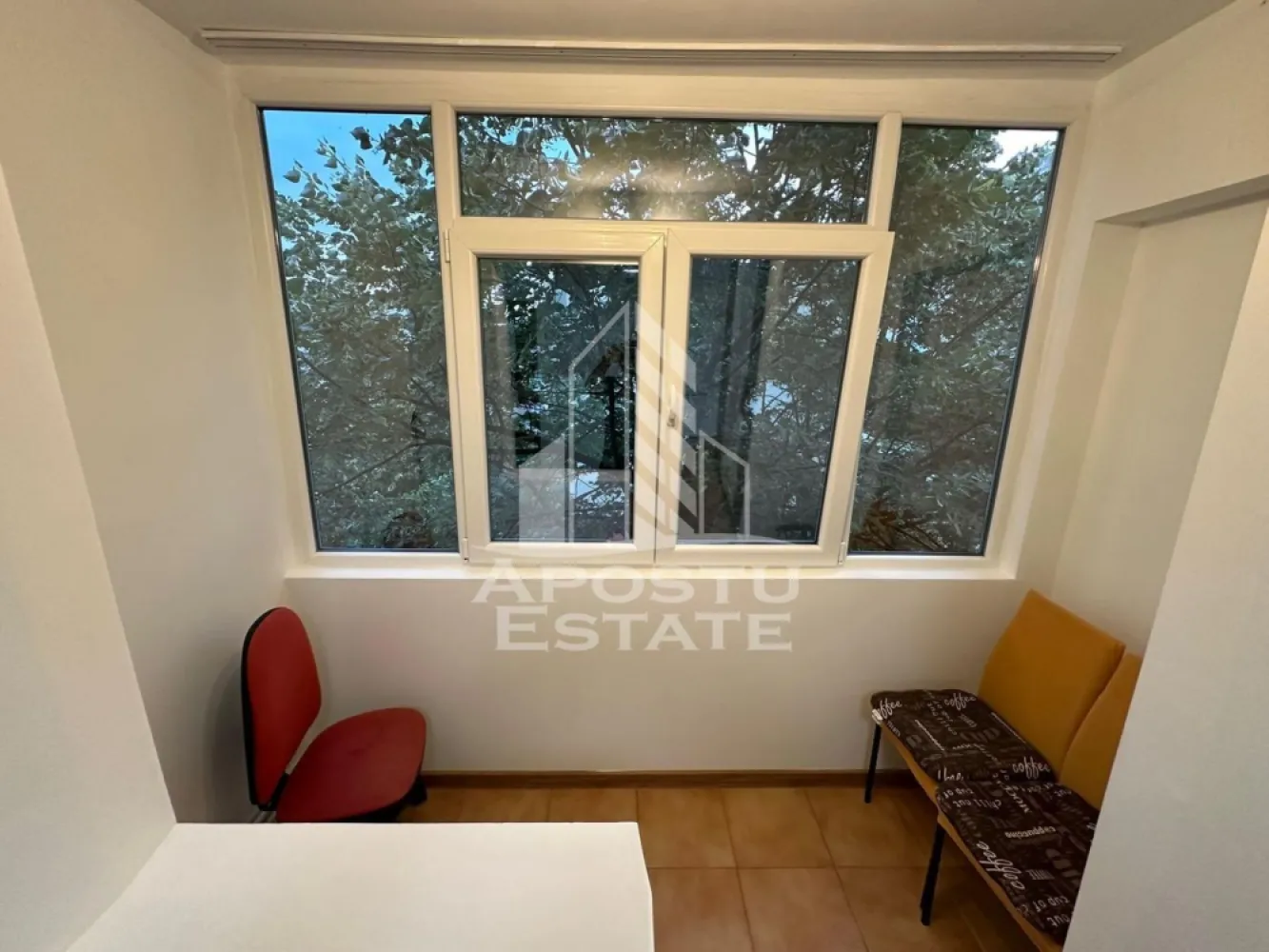Apartament cu 2 camere de inchiriat, zona Dacia, Timisoara - Agentia imobiliara APOSTU ESTATE va propune spre inchiriere un apartament cu 2 camere spatios si luminos, situat in zona Dacia, o zona linistita si bine pozitionata din Timisoara, potrivit pentru cupluri sau studenti care isi doresc o locuinta unde sa se simta confortabil si cu acces facil catre scoli, facultati, statii de autobuz si magazine.

Suprafata utila: 41 mp
Compartimentare eficienta:
- Hol de acces
- Bucatarie inchisa, complet mobilata si utilata, cu loc de luat masa
- Baie prevazuta cu cada si geam pentru aerisire naturala
-Dormitor cu pat matrimonial
- Balcon inchis

Confort si facilitati:
- Centrala proprie
- Aer conditionat
- Pet friendly (pisica)
- Apartamentul este complet mobilat si utilat de catre proprietar

Localizare: zona Dacia, in apropiere de Iulius Mall, scoala generala nr.18, Kaufland, mijloace de transport in comun

Ideal pentru:
- Cupluri
- Studenti
- Familii

Pret chirie: 400€
Programeaza o vizionare pentru a-ti putea imagina viitorul aici!
ID intern: CP2439739