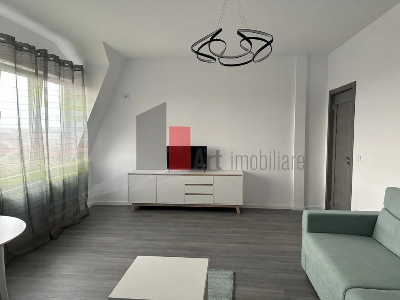 Apartament 2 camere de închiriat – Militari, București -Metrou la 7 minute - Oferim spre închiriere apartament modern cu 2 camere, situat în zona Militari, într-un bloc construit în 2021, la doar 7 minute de mers pe jos de stația de metrou.
Apartamentul are o suprafață utilă de 58 mp, este situat la etajul 6 și beneficiază de compartimentare practică, spații generoase și multă lumină naturală. Este ideal pentru un cuplu, o familie tânără sau persoane care își doresc confort și acces rapid către toate punctele de interes ale orașului.
Dotări și avantaje:
Suprafață utilă: 58 mp
2 camere
Etaj 6
Bloc nou, construit în 2021
Centrală termică proprie si 2 aparate de aer conditionat
Bucătărie complet utilată
Finisaje moderne
Acces rapid la metrou și mijloace de transport
În apropiere de magazine, supermarketuri, farmacii și centre comerciale
Preț: 550 €/lună
Liber de la 26 iunie