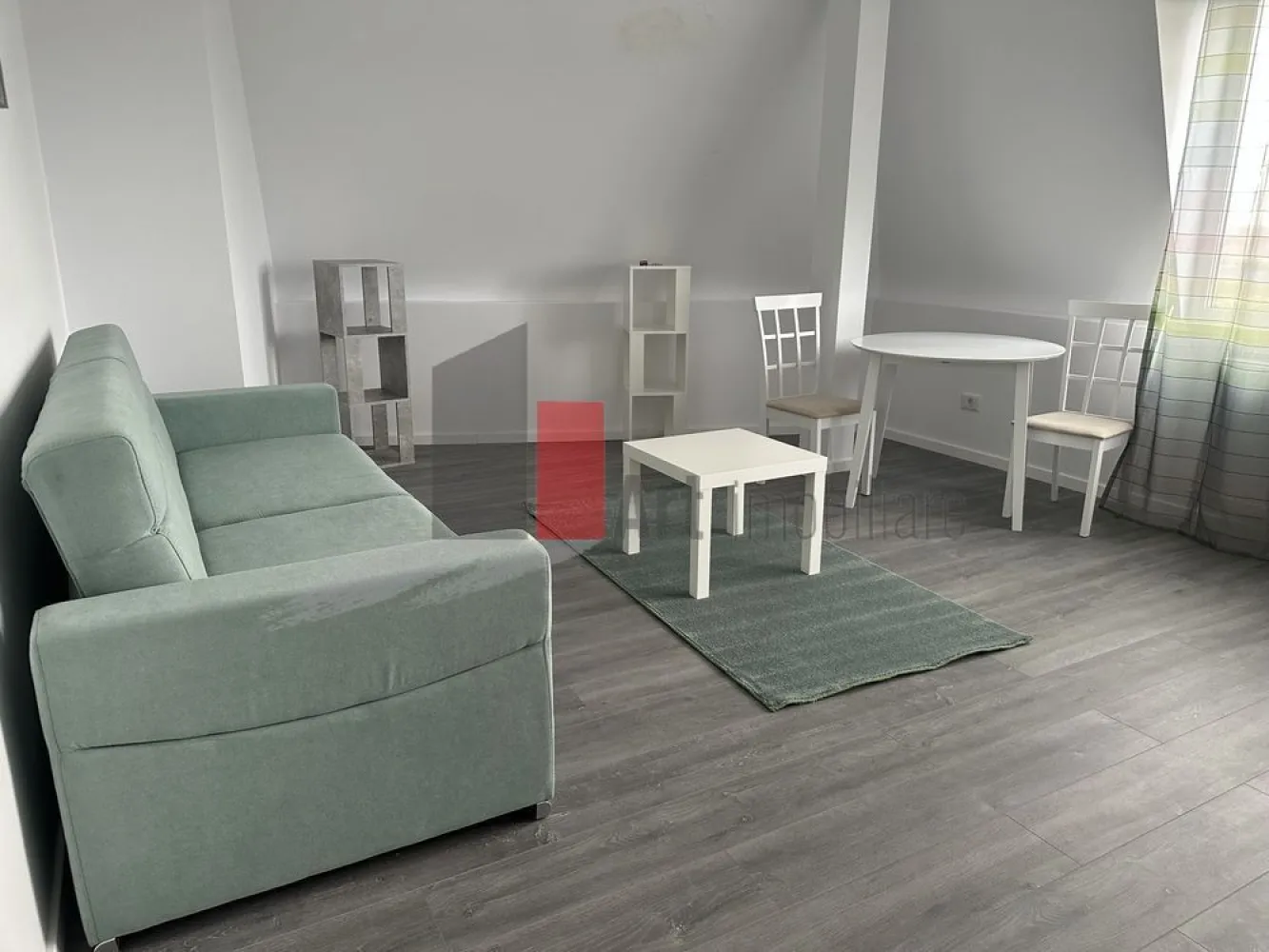 Apartament 2 camere de închiriat – Militari, București -Metrou la 7 minute - Oferim spre închiriere apartament modern cu 2 camere, situat în zona Militari, într-un bloc construit în 2021, la doar 7 minute de mers pe jos de stația de metrou.
Apartamentul are o suprafață utilă de 58 mp, este situat la etajul 6 și beneficiază de compartimentare practică, spații generoase și multă lumină naturală. Este ideal pentru un cuplu, o familie tânără sau persoane care își doresc confort și acces rapid către toate punctele de interes ale orașului.
Dotări și avantaje:
Suprafață utilă: 58 mp
2 camere
Etaj 6
Bloc nou, construit în 2021
Centrală termică proprie si 2 aparate de aer conditionat
Bucătărie complet utilată
Finisaje moderne
Acces rapid la metrou și mijloace de transport
În apropiere de magazine, supermarketuri, farmacii și centre comerciale
Preț: 550 €/lună
Liber de la 26 iunie