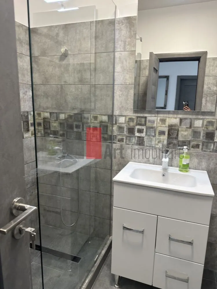 Apartament 2 camere de închiriat – Militari, București -Metrou la 7 minute - Oferim spre închiriere apartament modern cu 2 camere, situat în zona Militari, într-un bloc construit în 2021, la doar 7 minute de mers pe jos de stația de metrou.
Apartamentul are o suprafață utilă de 58 mp, este situat la etajul 6 și beneficiază de compartimentare practică, spații generoase și multă lumină naturală. Este ideal pentru un cuplu, o familie tânără sau persoane care își doresc confort și acces rapid către toate punctele de interes ale orașului.
Dotări și avantaje:
Suprafață utilă: 58 mp
2 camere
Etaj 6
Bloc nou, construit în 2021
Centrală termică proprie si 2 aparate de aer conditionat
Bucătărie complet utilată
Finisaje moderne
Acces rapid la metrou și mijloace de transport
În apropiere de magazine, supermarketuri, farmacii și centre comerciale
Preț: 550 €/lună
Liber de la 26 iunie