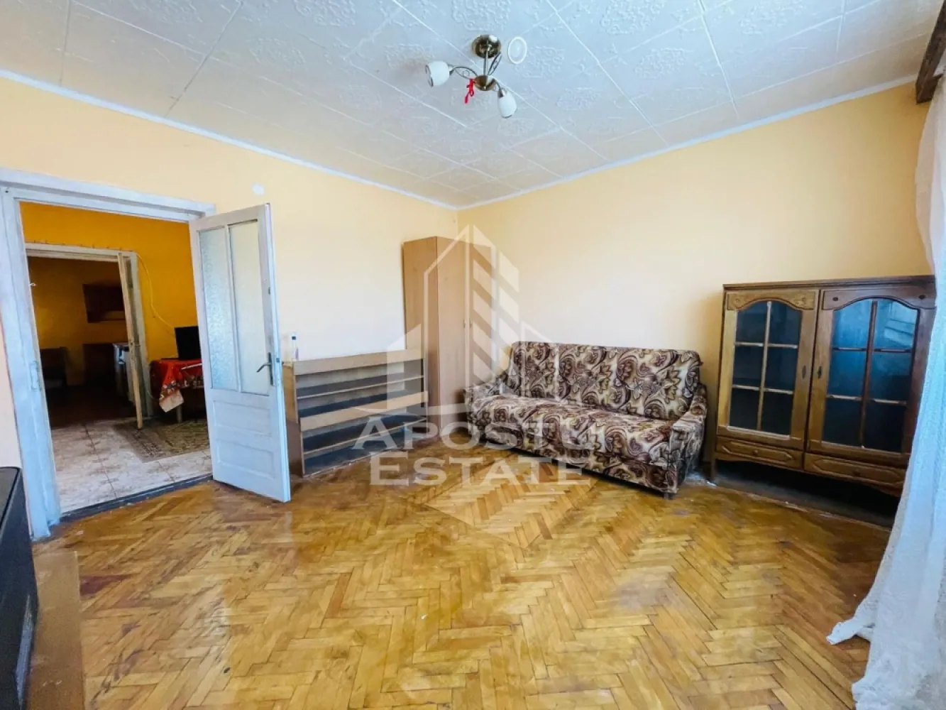 Apartament la casa 3 camere/ 100MP/ zona Aradul Nou/Cheltuieli incluse - Apostu Estate va propune spre închiriere apartament spațios cu 3 camere, situat la casă, într-o zonă excelentă și foarte căutată, în imediata apropiere a Liceului German. 

SE ACCEPTA ANIMALE DE COMPANIE!

Locuința este ideală pentru echipe de muncitori sau pentru o familie numeroasă care are nevoie de spațiu și confort.

PRET FIX DE 2000 de lei pe lună cu toate cheltuielile INCLUSE în preț! ZERO alte costuri suplimentare Apa, curentul, gazul și internetul sunt incluse. Știi exact cât plătești în fiecare lună, fără surprize la facturi.
Avantaje și dotări: 3 camere mari: Spațiu generos pentru odihnă și depozitare.
 Locație de top: Zonă liniștită, foarte aproape de Liceul German, magazine și transport în comun.
 Complet mobilat și utilat, Necesita unele imbunatatiri.
Garantia doar 1000 de lei.

CP3149929