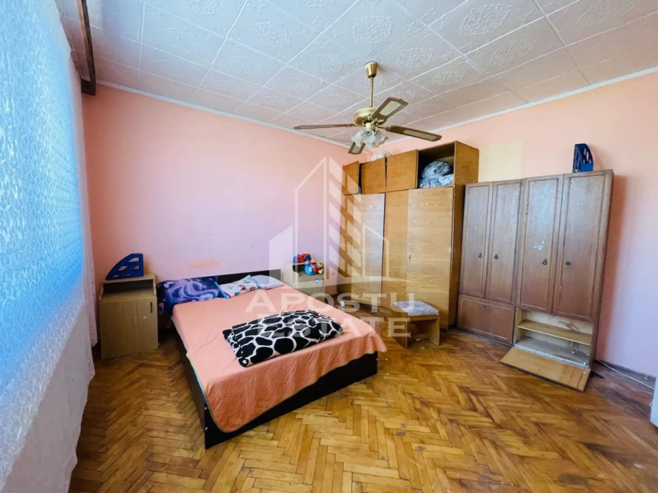 Apartament la casa 3 camere/ 100MP/ zona Aradul Nou/Cheltuieli incluse - Apostu Estate va propune spre închiriere apartament spațios cu 3 camere, situat la casă, într-o zonă excelentă și foarte căutată, în imediata apropiere a Liceului German. 

SE ACCEPTA ANIMALE DE COMPANIE!

Locuința este ideală pentru echipe de muncitori sau pentru o familie numeroasă care are nevoie de spațiu și confort.

PRET FIX DE 2000 de lei pe lună cu toate cheltuielile INCLUSE în preț! ZERO alte costuri suplimentare Apa, curentul, gazul și internetul sunt incluse. Știi exact cât plătești în fiecare lună, fără surprize la facturi.
Avantaje și dotări: 3 camere mari: Spațiu generos pentru odihnă și depozitare.
 Locație de top: Zonă liniștită, foarte aproape de Liceul German, magazine și transport în comun.
 Complet mobilat și utilat, Necesita unele imbunatatiri.
Garantia doar 1000 de lei.

CP3149929