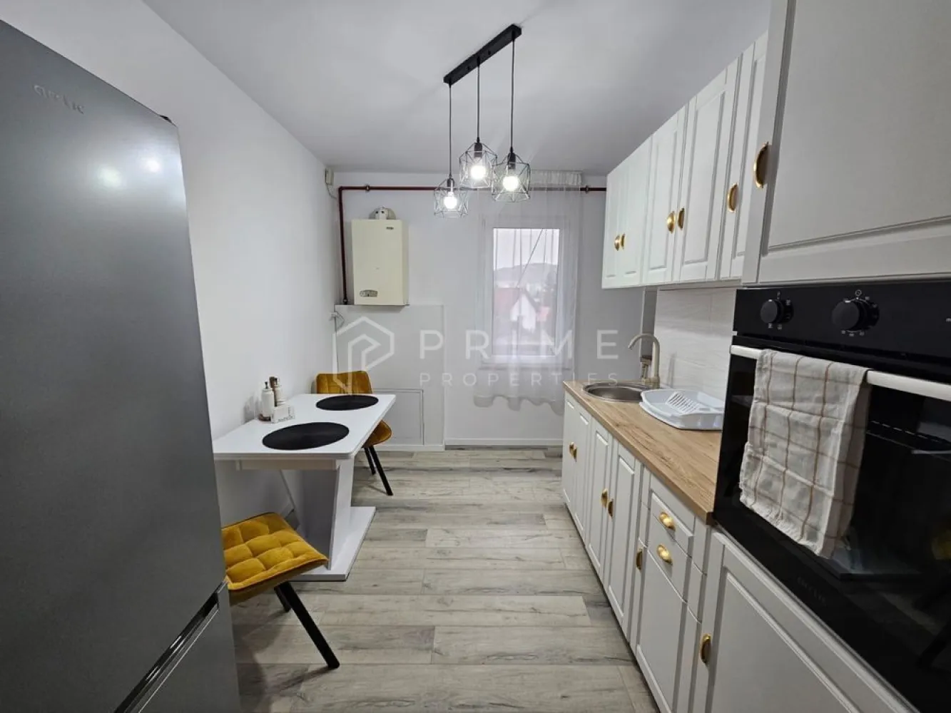 DE ÎNCHIRIAT: Apartament 3 Camere, Modern & Renovate Recent | Tudor - Căutați un cămin modern, unde confortul se întâlnește cu designul actual? Vă propunem spre închiriere pe termen lung un apartament cu 3 camere, situat la parter înalt în cartierul Tudor, complet renovat și amenajat cu mult bun gust în urmă cu un an și jumătate.
De ce să alegeți acest apartament:
Compartimentare: 2 dormitoare primitoare, living spațios, bucătărie separată și 2 băi, oferind tot spațiul necesar pentru un stil de viață echilibrat.
Dotări Premium: Încălzire în pardoseală pentru un confort termic sporit.
Stare Impecabilă: Mobilier modern, electrocasnice de ultimă generație (încă în garanție) și un grad minim de uzură.
Gata de Mutare: Locuința se închiriază complet mobilată și utilată, fiind pregătită să vă primească imediat.
Locație:
Situat într-o zonă accesibilă din cartierul Tudor, apartamentul beneficiază de proximitatea față de magazine, școli și principalele mijloace de transport.
Promisiunea Prime Properties: Vă oferim siguranță, transparență și servicii impecabile pe tot parcursul drumului către casa ideală. Dacă această proprietate nu corespunde nevoilor dumneavoastră, lăsați-ne să găsim alternativa potrivită stilului dumneavoastră de viață.
📞 Pentru mai multe detalii sau pentru a programa o vizionare, vă rugăm să ne contactați!