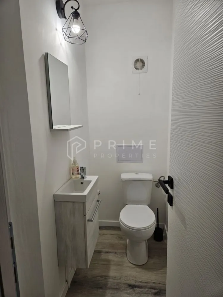 DE ÎNCHIRIAT: Apartament 3 Camere, Modern & Renovate Recent | Tudor - Căutați un cămin modern, unde confortul se întâlnește cu designul actual? Vă propunem spre închiriere pe termen lung un apartament cu 3 camere, situat la parter înalt în cartierul Tudor, complet renovat și amenajat cu mult bun gust în urmă cu un an și jumătate.
De ce să alegeți acest apartament:
Compartimentare: 2 dormitoare primitoare, living spațios, bucătărie separată și 2 băi, oferind tot spațiul necesar pentru un stil de viață echilibrat.
Dotări Premium: Încălzire în pardoseală pentru un confort termic sporit.
Stare Impecabilă: Mobilier modern, electrocasnice de ultimă generație (încă în garanție) și un grad minim de uzură.
Gata de Mutare: Locuința se închiriază complet mobilată și utilată, fiind pregătită să vă primească imediat.
Locație:
Situat într-o zonă accesibilă din cartierul Tudor, apartamentul beneficiază de proximitatea față de magazine, școli și principalele mijloace de transport.
Promisiunea Prime Properties: Vă oferim siguranță, transparență și servicii impecabile pe tot parcursul drumului către casa ideală. Dacă această proprietate nu corespunde nevoilor dumneavoastră, lăsați-ne să găsim alternativa potrivită stilului dumneavoastră de viață.
📞 Pentru mai multe detalii sau pentru a programa o vizionare, vă rugăm să ne contactați!