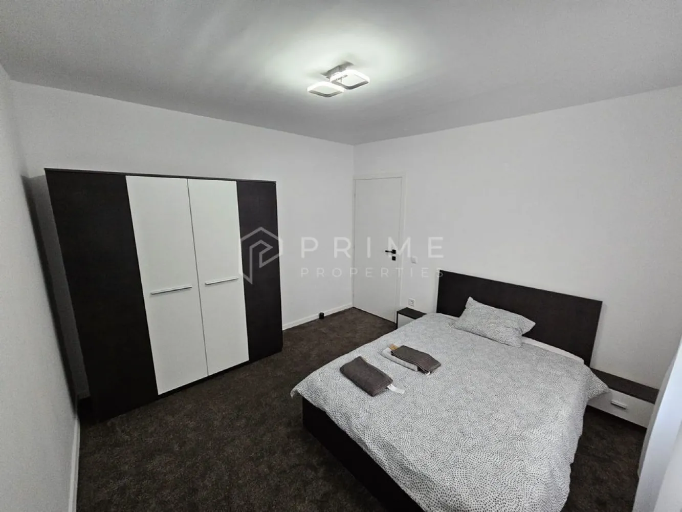 DE ÎNCHIRIAT: Apartament 3 Camere, Modern & Renovate Recent | Tudor - Căutați un cămin modern, unde confortul se întâlnește cu designul actual? Vă propunem spre închiriere pe termen lung un apartament cu 3 camere, situat la parter înalt în cartierul Tudor, complet renovat și amenajat cu mult bun gust în urmă cu un an și jumătate.
De ce să alegeți acest apartament:
Compartimentare: 2 dormitoare primitoare, living spațios, bucătărie separată și 2 băi, oferind tot spațiul necesar pentru un stil de viață echilibrat.
Dotări Premium: Încălzire în pardoseală pentru un confort termic sporit.
Stare Impecabilă: Mobilier modern, electrocasnice de ultimă generație (încă în garanție) și un grad minim de uzură.
Gata de Mutare: Locuința se închiriază complet mobilată și utilată, fiind pregătită să vă primească imediat.
Locație:
Situat într-o zonă accesibilă din cartierul Tudor, apartamentul beneficiază de proximitatea față de magazine, școli și principalele mijloace de transport.
Promisiunea Prime Properties: Vă oferim siguranță, transparență și servicii impecabile pe tot parcursul drumului către casa ideală. Dacă această proprietate nu corespunde nevoilor dumneavoastră, lăsați-ne să găsim alternativa potrivită stilului dumneavoastră de viață.
📞 Pentru mai multe detalii sau pentru a programa o vizionare, vă rugăm să ne contactați!