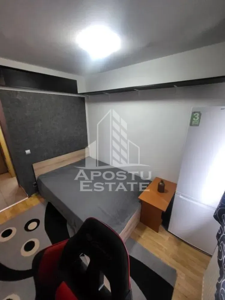Garsoniera, de inchiriat, zona Aradului, Timisoara - Agentia imobiliara APOSTU ESTATE va propune spre inchiriere o garsoniera luminoasa, situata in Timisoara, in zona Calea Aradului, o zona linistita si bine pozitionata, potrivit pentru cupluri,familii, sau studenti care isi doresc o locuinta unde sa se simta confortabil si cu acces facil catre scoli, statii de autobuz, supermarketuri , magazine de zona, parcuri.

Suprafata utila: 20 mpu
Compartimentare eficienta:
-Hol de acces.
-Chicineta mobilata si utilata.
-Camera de zi cu pat, birou si TV.
-Baie cu cabina de dus.

Confort si facilitati:
-Incalzirea apartamentului: Calorifere, Termoficare.
-Apartamentul este complet mobilat si utilat.
- Nu accepta animale de companie de catre proprietar.

Localizare:
-Timis, Timisoara, zona Dambovita, acces facil : ING Bank, Penny, Pescada

Ideal pentru:
-Cupluri.
-Persoane singure.

Disponibilitate: imediata
Pret chirie lunara: 240 euro.
Programeaza o vizionare pentru a-ti putea imagina viitorul aici!
ID intern: CP3150074