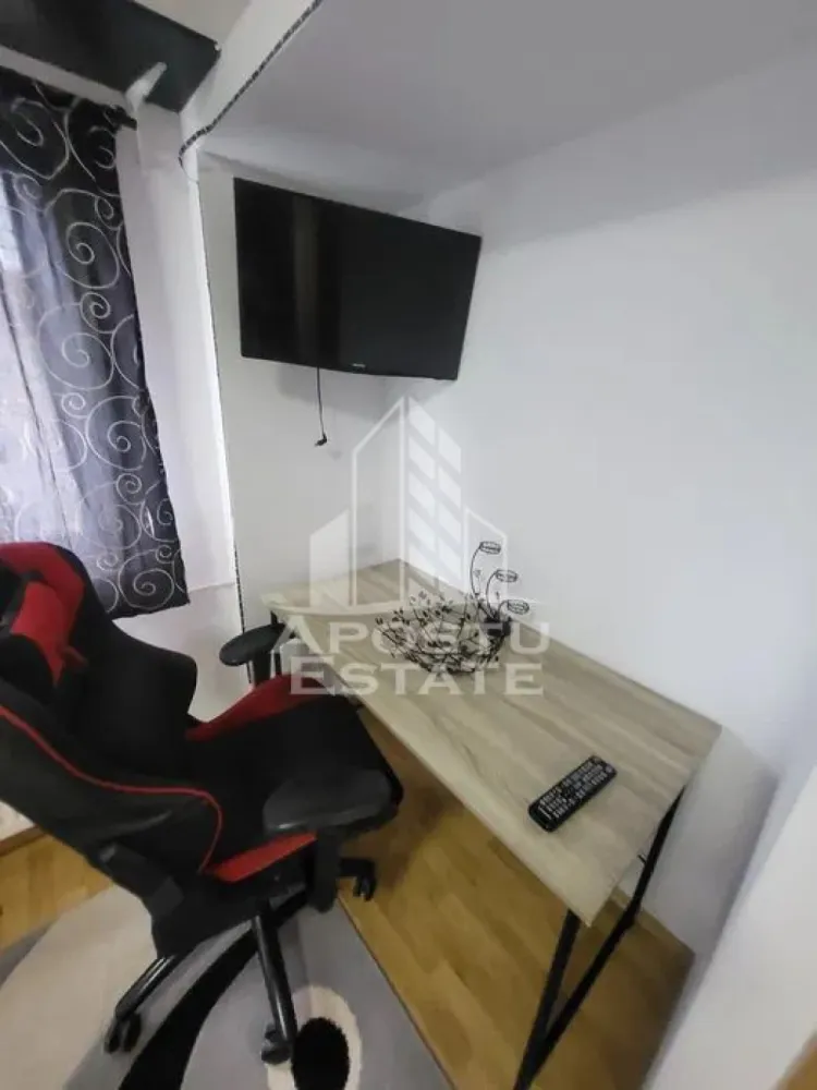 Garsoniera, de inchiriat, zona Aradului, Timisoara - Agentia imobiliara APOSTU ESTATE va propune spre inchiriere o garsoniera luminoasa, situata in Timisoara, in zona Calea Aradului, o zona linistita si bine pozitionata, potrivit pentru cupluri,familii, sau studenti care isi doresc o locuinta unde sa se simta confortabil si cu acces facil catre scoli, statii de autobuz, supermarketuri , magazine de zona, parcuri.

Suprafata utila: 20 mpu
Compartimentare eficienta:
-Hol de acces.
-Chicineta mobilata si utilata.
-Camera de zi cu pat, birou si TV.
-Baie cu cabina de dus.

Confort si facilitati:
-Incalzirea apartamentului: Calorifere, Termoficare.
-Apartamentul este complet mobilat si utilat.
- Nu accepta animale de companie de catre proprietar.

Localizare:
-Timis, Timisoara, zona Dambovita, acces facil : ING Bank, Penny, Pescada

Ideal pentru:
-Cupluri.
-Persoane singure.

Disponibilitate: imediata
Pret chirie lunara: 240 euro.
Programeaza o vizionare pentru a-ti putea imagina viitorul aici!
ID intern: CP3150074
