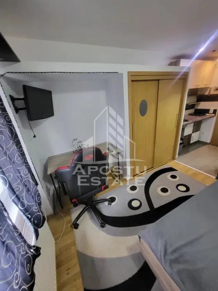 Garsoniera, de inchiriat, zona Aradului, Timisoara - Agentia imobiliara APOSTU ESTATE va propune spre inchiriere o garsoniera luminoasa, situata in Timisoara, in zona Calea Aradului, o zona linistita si bine pozitionata, potrivit pentru cupluri,familii, sau studenti care isi doresc o locuinta unde sa se simta confortabil si cu acces facil catre scoli, statii de autobuz, supermarketuri , magazine de zona, parcuri.

Suprafata utila: 20 mpu
Compartimentare eficienta:
-Hol de acces.
-Chicineta mobilata si utilata.
-Camera de zi cu pat, birou si TV.
-Baie cu cabina de dus.

Confort si facilitati:
-Incalzirea apartamentului: Calorifere, Termoficare.
-Apartamentul este complet mobilat si utilat.
- Nu accepta animale de companie de catre proprietar.

Localizare:
-Timis, Timisoara, zona Dambovita, acces facil : ING Bank, Penny, Pescada

Ideal pentru:
-Cupluri.
-Persoane singure.

Disponibilitate: imediata
Pret chirie lunara: 240 euro.
Programeaza o vizionare pentru a-ti putea imagina viitorul aici!
ID intern: CP3150074