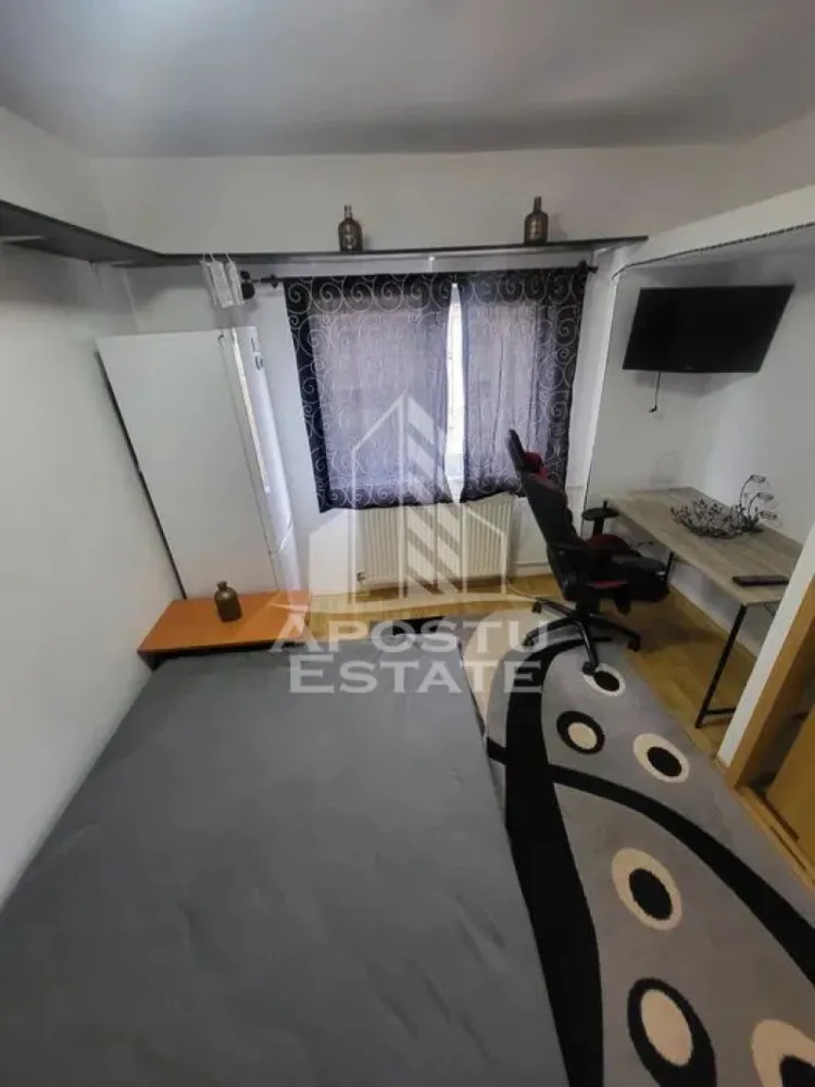 Garsoniera, de inchiriat, zona Aradului, Timisoara - Agentia imobiliara APOSTU ESTATE va propune spre inchiriere o garsoniera luminoasa, situata in Timisoara, in zona Calea Aradului, o zona linistita si bine pozitionata, potrivit pentru cupluri,familii, sau studenti care isi doresc o locuinta unde sa se simta confortabil si cu acces facil catre scoli, statii de autobuz, supermarketuri , magazine de zona, parcuri.

Suprafata utila: 20 mpu
Compartimentare eficienta:
-Hol de acces.
-Chicineta mobilata si utilata.
-Camera de zi cu pat, birou si TV.
-Baie cu cabina de dus.

Confort si facilitati:
-Incalzirea apartamentului: Calorifere, Termoficare.
-Apartamentul este complet mobilat si utilat.
- Nu accepta animale de companie de catre proprietar.

Localizare:
-Timis, Timisoara, zona Dambovita, acces facil : ING Bank, Penny, Pescada

Ideal pentru:
-Cupluri.
-Persoane singure.

Disponibilitate: imediata
Pret chirie lunara: 240 euro.
Programeaza o vizionare pentru a-ti putea imagina viitorul aici!
ID intern: CP3150074