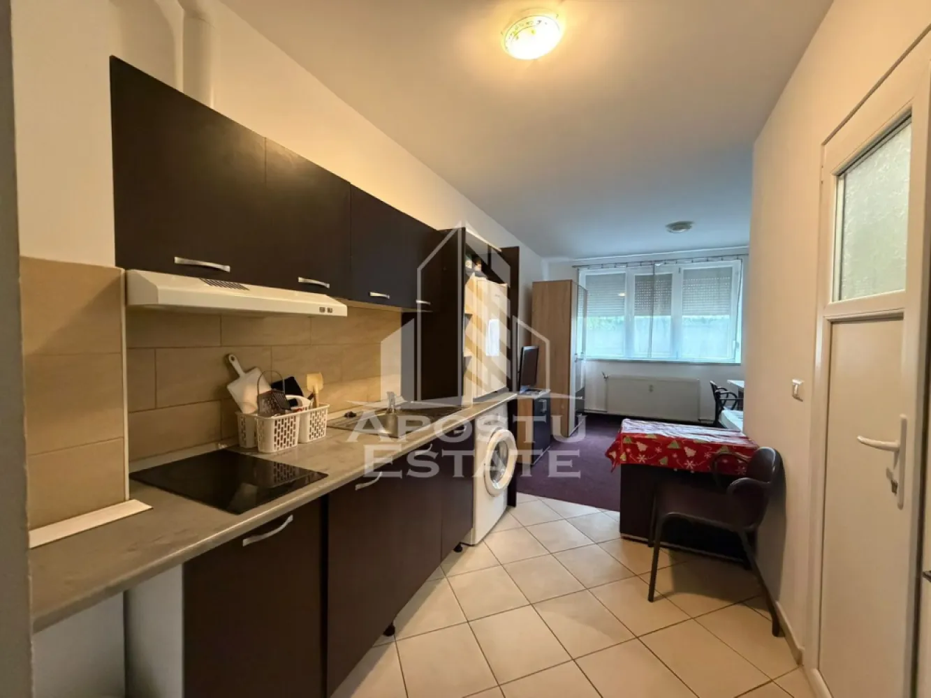 Garsoniera de inchiriat, zona Lipovei, Timisoara - Agentia imobiliara APOSTU ESTATE va propune spre inchiriere o garsoniera luminoasa, situata in Timisoara, in zona Calea Lipovei o zona linistita si bine pozitionata, potrivit pentru cupluri,familii, sau studenti care isi doresc o locuinta unde sa se simta confortabil si cu acces facil catre scoli, statii de autobuz, supermarketuri , magazine de zona, parcuri.

Suprafata utila: 25 mpu

Compartimentare eficienta:

-Hol de acces.

-Chicineta mobilata si utilata.

-Camera de zi cu pat, birou si TV.

-Baie cu cabina de dus.

Confort si facilitati:

-Incalzirea apartamentului: Calorifere, Termoficare.

-Apartamentul este complet mobilat si utilat.

- Nu accepta animale de companie de catre proprietar.

Ideal pentru:

-Cupluri.

-Persoane singure.

Disponibilitate: imediata

Pret chirie lunara: 220 euro.
Garantie:300 euro
Programeaza o vizionare pentru a-ti putea imagina viitorul aici!
CP3150102