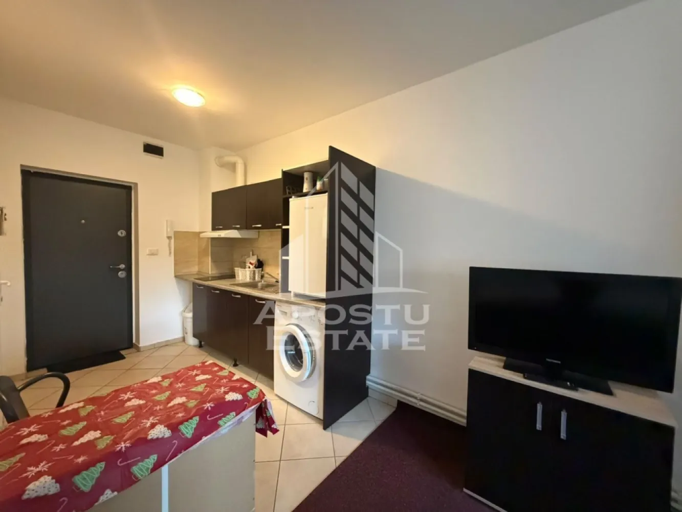Garsoniera de inchiriat, zona Lipovei, Timisoara - Agentia imobiliara APOSTU ESTATE va propune spre inchiriere o garsoniera luminoasa, situata in Timisoara, in zona Calea Lipovei o zona linistita si bine pozitionata, potrivit pentru cupluri,familii, sau studenti care isi doresc o locuinta unde sa se simta confortabil si cu acces facil catre scoli, statii de autobuz, supermarketuri , magazine de zona, parcuri.

Suprafata utila: 25 mpu

Compartimentare eficienta:

-Hol de acces.

-Chicineta mobilata si utilata.

-Camera de zi cu pat, birou si TV.

-Baie cu cabina de dus.

Confort si facilitati:

-Incalzirea apartamentului: Calorifere, Termoficare.

-Apartamentul este complet mobilat si utilat.

- Nu accepta animale de companie de catre proprietar.

Ideal pentru:

-Cupluri.

-Persoane singure.

Disponibilitate: imediata

Pret chirie lunara: 220 euro.
Garantie:300 euro
Programeaza o vizionare pentru a-ti putea imagina viitorul aici!
CP3150102