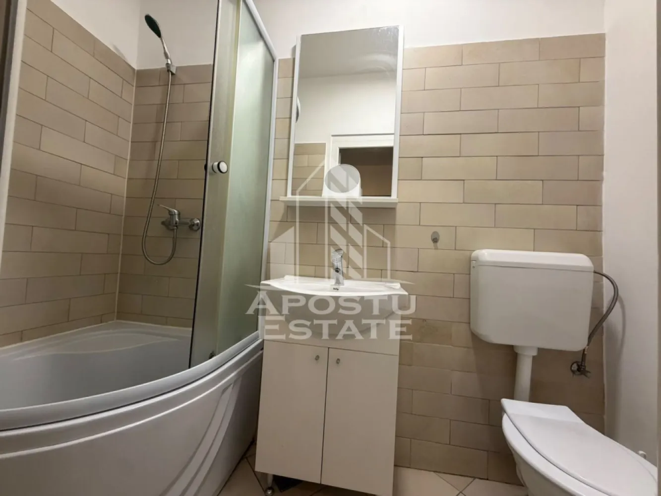 Garsoniera de inchiriat, zona Lipovei, Timisoara - Agentia imobiliara APOSTU ESTATE va propune spre inchiriere o garsoniera luminoasa, situata in Timisoara, in zona Calea Lipovei o zona linistita si bine pozitionata, potrivit pentru cupluri,familii, sau studenti care isi doresc o locuinta unde sa se simta confortabil si cu acces facil catre scoli, statii de autobuz, supermarketuri , magazine de zona, parcuri.

Suprafata utila: 25 mpu

Compartimentare eficienta:

-Hol de acces.

-Chicineta mobilata si utilata.

-Camera de zi cu pat, birou si TV.

-Baie cu cabina de dus.

Confort si facilitati:

-Incalzirea apartamentului: Calorifere, Termoficare.

-Apartamentul este complet mobilat si utilat.

- Nu accepta animale de companie de catre proprietar.

Ideal pentru:

-Cupluri.

-Persoane singure.

Disponibilitate: imediata

Pret chirie lunara: 220 euro.
Garantie:300 euro
Programeaza o vizionare pentru a-ti putea imagina viitorul aici!
CP3150102