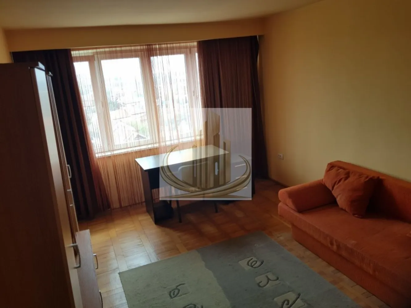 Ap 2 cam decomandat | Vedere panoramică | Complex | Ideal Investitie - Echipa Grand Mobilis Imobiliare vă propune spre vânzare un apartament cu 2 camere decomandate, situat în inima Complexului Studențesc, una dintre cele mai căutate zone din Timișoara atât pentru locuit, cât și pentru investiție.

Amplasat la etajul 9 din 10 al unui bloc recent reabilitat termic, apartamentul beneficiază de o priveliște panoramică superbă asupra orașului, lumină naturală și un grad ridicat de confort termic datorită anvelopării imobilului realizate în urmă cu aproximativ un an și jumătate.

Cu o suprafață de 56 mp, proprietatea se remarcă prin compartimentarea complet decomandată și funcțională:

hol generos;
bucătărie închisă;
living luminos;
dormitor spațios;
baie;
debara și spații suplimentare de depozitare.

Apartamentul se vinde complet mobilat și utilat, fiind pregătit pentru mutare imediată. Printre dotări se regăsesc frigider, plită electrică, mașină de spălat și aparat de aer condiționat.

Confortul termic este asigurat prin intermediul termoficării cu calorifere, însă un avantaj important îl reprezintă faptul că gazul este deja introdus în apartament, existând posibilitatea montării unei centrale termice proprii.

Poziționarea reprezintă unul dintre cele mai importante avantaje ale proprietății. Situat în imediata apropiere a universităților, apartamentul oferă acces rapid către:

facultăți și campusuri universitare;
școli, grădinițe și licee;
magazine și supermarketuri;
restaurante, cafenele și terase;
parcuri și zone verzi;
mijloace de transport în comun cu legături rapide către toate zonele orașului;
principalele puncte de interes din Timișoara.

Datorită locației excepționale și compartimentării eficiente, apartamentul este alegerea ideală pentru o familie, un cuplu tânăr sau studenți care își doresc să locuiască aproape de universități și facilități. Totodată, reprezintă o oportunitate excelentă de investiție, zona beneficiind de una dintre cele mai ridicate cereri de închiriere din Timișoara și de un randament foarte atractiv.

Un apartament luminos, bine compartimentat și excelent poziționat, care îmbină confortul unei locuințe primitoare cu siguranța unei investiții inteligente.

Pentru mai multe detalii sau programarea unei vizionări, echipa Grand Mobilis Imobiliare vă stă cu drag la dispoziție.