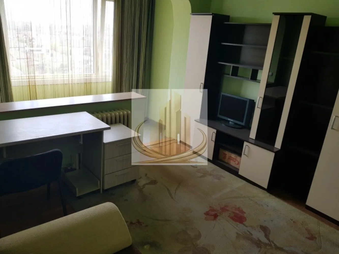 Ap 2 cam decomandat | Vedere panoramică | Complex | Ideal Investitie - Echipa Grand Mobilis Imobiliare vă propune spre vânzare un apartament cu 2 camere decomandate, situat în inima Complexului Studențesc, una dintre cele mai căutate zone din Timișoara atât pentru locuit, cât și pentru investiție.

Amplasat la etajul 9 din 10 al unui bloc recent reabilitat termic, apartamentul beneficiază de o priveliște panoramică superbă asupra orașului, lumină naturală și un grad ridicat de confort termic datorită anvelopării imobilului realizate în urmă cu aproximativ un an și jumătate.

Cu o suprafață de 56 mp, proprietatea se remarcă prin compartimentarea complet decomandată și funcțională:

hol generos;
bucătărie închisă;
living luminos;
dormitor spațios;
baie;
debara și spații suplimentare de depozitare.

Apartamentul se vinde complet mobilat și utilat, fiind pregătit pentru mutare imediată. Printre dotări se regăsesc frigider, plită electrică, mașină de spălat și aparat de aer condiționat.

Confortul termic este asigurat prin intermediul termoficării cu calorifere, însă un avantaj important îl reprezintă faptul că gazul este deja introdus în apartament, existând posibilitatea montării unei centrale termice proprii.

Poziționarea reprezintă unul dintre cele mai importante avantaje ale proprietății. Situat în imediata apropiere a universităților, apartamentul oferă acces rapid către:

facultăți și campusuri universitare;
școli, grădinițe și licee;
magazine și supermarketuri;
restaurante, cafenele și terase;
parcuri și zone verzi;
mijloace de transport în comun cu legături rapide către toate zonele orașului;
principalele puncte de interes din Timișoara.

Datorită locației excepționale și compartimentării eficiente, apartamentul este alegerea ideală pentru o familie, un cuplu tânăr sau studenți care își doresc să locuiască aproape de universități și facilități. Totodată, reprezintă o oportunitate excelentă de investiție, zona beneficiind de una dintre cele mai ridicate cereri de închiriere din Timișoara și de un randament foarte atractiv.

Un apartament luminos, bine compartimentat și excelent poziționat, care îmbină confortul unei locuințe primitoare cu siguranța unei investiții inteligente.

Pentru mai multe detalii sau programarea unei vizionări, echipa Grand Mobilis Imobiliare vă stă cu drag la dispoziție.