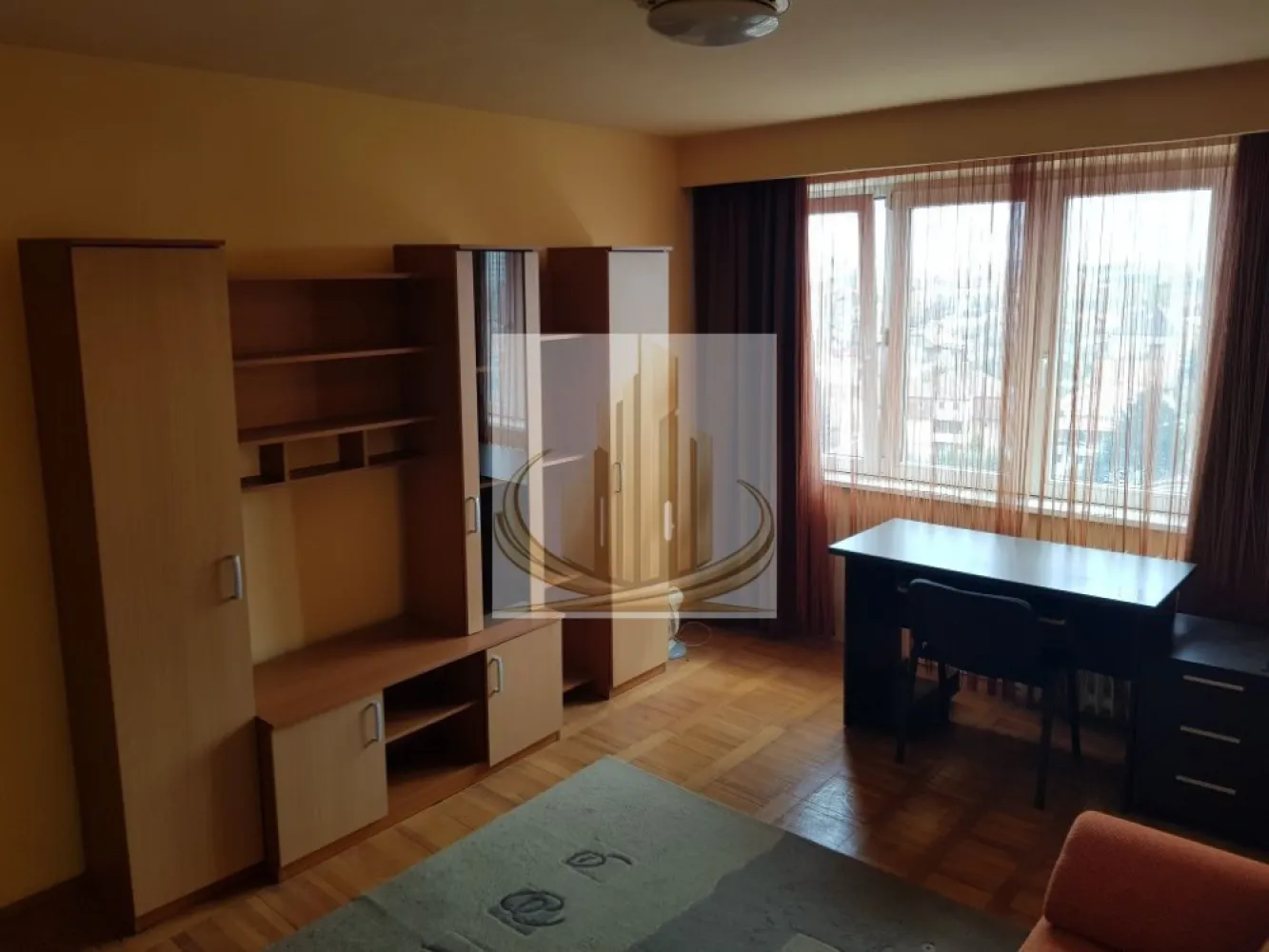 Ap 2 cam decomandat | Vedere panoramică | Complex | Ideal Investitie - Echipa Grand Mobilis Imobiliare vă propune spre vânzare un apartament cu 2 camere decomandate, situat în inima Complexului Studențesc, una dintre cele mai căutate zone din Timișoara atât pentru locuit, cât și pentru investiție.

Amplasat la etajul 9 din 10 al unui bloc recent reabilitat termic, apartamentul beneficiază de o priveliște panoramică superbă asupra orașului, lumină naturală și un grad ridicat de confort termic datorită anvelopării imobilului realizate în urmă cu aproximativ un an și jumătate.

Cu o suprafață de 56 mp, proprietatea se remarcă prin compartimentarea complet decomandată și funcțională:

hol generos;
bucătărie închisă;
living luminos;
dormitor spațios;
baie;
debara și spații suplimentare de depozitare.

Apartamentul se vinde complet mobilat și utilat, fiind pregătit pentru mutare imediată. Printre dotări se regăsesc frigider, plită electrică, mașină de spălat și aparat de aer condiționat.

Confortul termic este asigurat prin intermediul termoficării cu calorifere, însă un avantaj important îl reprezintă faptul că gazul este deja introdus în apartament, existând posibilitatea montării unei centrale termice proprii.

Poziționarea reprezintă unul dintre cele mai importante avantaje ale proprietății. Situat în imediata apropiere a universităților, apartamentul oferă acces rapid către:

facultăți și campusuri universitare;
școli, grădinițe și licee;
magazine și supermarketuri;
restaurante, cafenele și terase;
parcuri și zone verzi;
mijloace de transport în comun cu legături rapide către toate zonele orașului;
principalele puncte de interes din Timișoara.

Datorită locației excepționale și compartimentării eficiente, apartamentul este alegerea ideală pentru o familie, un cuplu tânăr sau studenți care își doresc să locuiască aproape de universități și facilități. Totodată, reprezintă o oportunitate excelentă de investiție, zona beneficiind de una dintre cele mai ridicate cereri de închiriere din Timișoara și de un randament foarte atractiv.

Un apartament luminos, bine compartimentat și excelent poziționat, care îmbină confortul unei locuințe primitoare cu siguranța unei investiții inteligente.

Pentru mai multe detalii sau programarea unei vizionări, echipa Grand Mobilis Imobiliare vă stă cu drag la dispoziție.