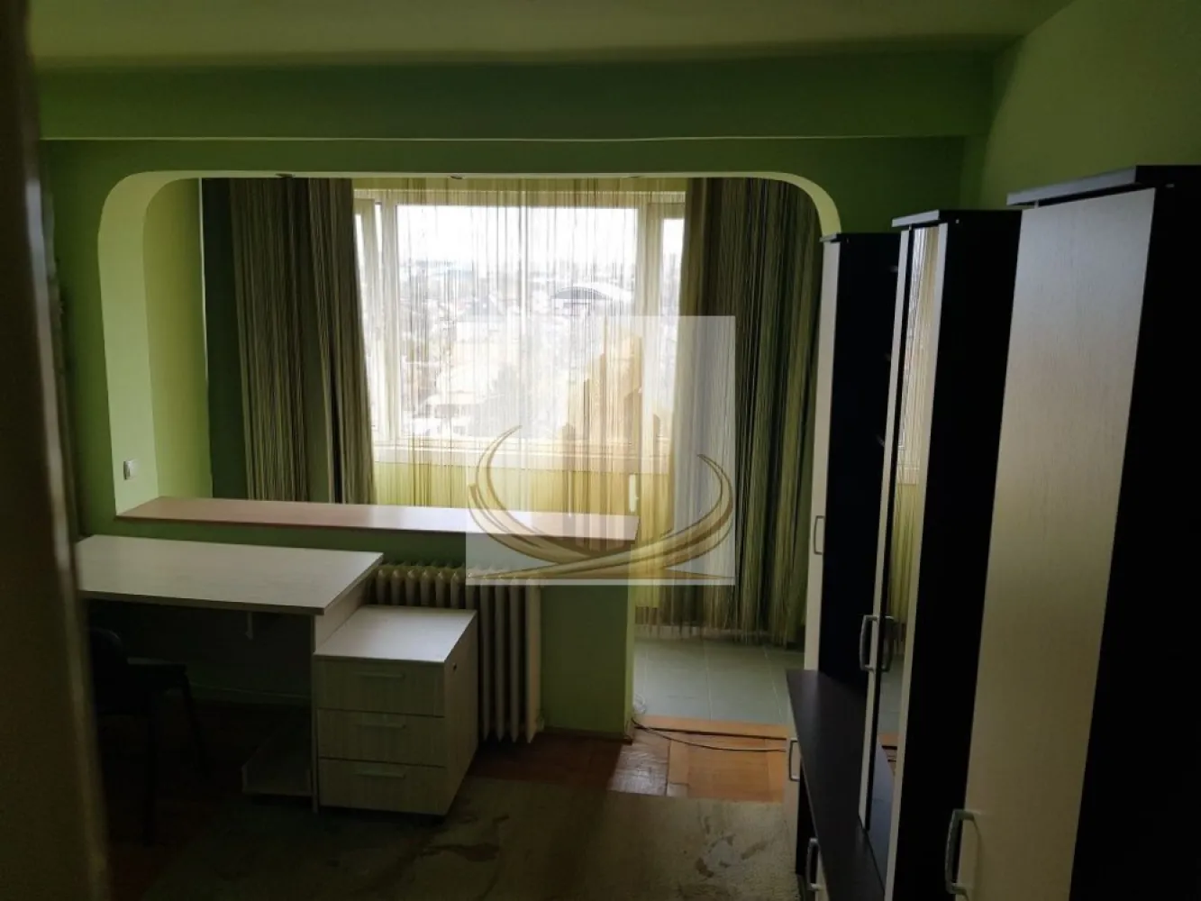 Ap 2 cam decomandat | Vedere panoramică | Complex | Ideal Investitie - Echipa Grand Mobilis Imobiliare vă propune spre vânzare un apartament cu 2 camere decomandate, situat în inima Complexului Studențesc, una dintre cele mai căutate zone din Timișoara atât pentru locuit, cât și pentru investiție.

Amplasat la etajul 9 din 10 al unui bloc recent reabilitat termic, apartamentul beneficiază de o priveliște panoramică superbă asupra orașului, lumină naturală și un grad ridicat de confort termic datorită anvelopării imobilului realizate în urmă cu aproximativ un an și jumătate.

Cu o suprafață de 56 mp, proprietatea se remarcă prin compartimentarea complet decomandată și funcțională:

hol generos;
bucătărie închisă;
living luminos;
dormitor spațios;
baie;
debara și spații suplimentare de depozitare.

Apartamentul se vinde complet mobilat și utilat, fiind pregătit pentru mutare imediată. Printre dotări se regăsesc frigider, plită electrică, mașină de spălat și aparat de aer condiționat.

Confortul termic este asigurat prin intermediul termoficării cu calorifere, însă un avantaj important îl reprezintă faptul că gazul este deja introdus în apartament, existând posibilitatea montării unei centrale termice proprii.

Poziționarea reprezintă unul dintre cele mai importante avantaje ale proprietății. Situat în imediata apropiere a universităților, apartamentul oferă acces rapid către:

facultăți și campusuri universitare;
școli, grădinițe și licee;
magazine și supermarketuri;
restaurante, cafenele și terase;
parcuri și zone verzi;
mijloace de transport în comun cu legături rapide către toate zonele orașului;
principalele puncte de interes din Timișoara.

Datorită locației excepționale și compartimentării eficiente, apartamentul este alegerea ideală pentru o familie, un cuplu tânăr sau studenți care își doresc să locuiască aproape de universități și facilități. Totodată, reprezintă o oportunitate excelentă de investiție, zona beneficiind de una dintre cele mai ridicate cereri de închiriere din Timișoara și de un randament foarte atractiv.

Un apartament luminos, bine compartimentat și excelent poziționat, care îmbină confortul unei locuințe primitoare cu siguranța unei investiții inteligente.

Pentru mai multe detalii sau programarea unei vizionări, echipa Grand Mobilis Imobiliare vă stă cu drag la dispoziție.