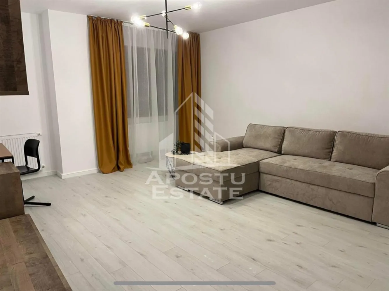Apartament cu 2 camere de inchiriat, Timisoara zona Torontalului - Agentia imobiliara APOSTU ESTATE va propune spre inchiriere un apartament cu 2 camere, spatios si luminos, situat in zona Torontalului, o zona linistita si bine pozitionata din Timisoara, potrivit pentru cupluri,familii, sau studenti care isi doresc o locuinta unde sa se simta confortabil si cu acces facil catre scoli, statii de autobuz, supermarketuri , magazine de zona, parcuri.

Suprafata utila: 68mp
Compartimentare eficienta:
-Hol de acces generos
-Bucatarie complet mobilata si utilata, cu loc de luat masa
-Living luminos si spatios
-Dormitor mobilat si utilat
-Baie prevazuta cu cada

Confort si facilitati:
-Incalzirea apartamentului: centrala proprie
-Apartamentul este complet mobilat si utilat
-Nu se accepta animale de companie de catre proprietar
-Loc de parcare subteran 

Localizare:
-Timis,Timisoara, zona Torontalului – acces facil spre magazine, supermarketul Lidl, scoli, parcuri si mijloace de transport in comun.

Ideal pentru:
-Familii
-Cupluri
-Studenti

Disponibilitate: 01.07.2026
Pret chirie lunara: 490 Euro
Programeaza o vizionare pentru a-ti putea imagina viitorul aici!
ID intern:CP1891329
