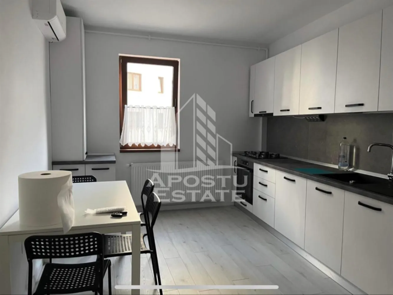 Apartament cu 2 camere de inchiriat, Timisoara zona Torontalului - Agentia imobiliara APOSTU ESTATE va propune spre inchiriere un apartament cu 2 camere, spatios si luminos, situat in zona Torontalului, o zona linistita si bine pozitionata din Timisoara, potrivit pentru cupluri,familii, sau studenti care isi doresc o locuinta unde sa se simta confortabil si cu acces facil catre scoli, statii de autobuz, supermarketuri , magazine de zona, parcuri.

Suprafata utila: 68mp
Compartimentare eficienta:
-Hol de acces generos
-Bucatarie complet mobilata si utilata, cu loc de luat masa
-Living luminos si spatios
-Dormitor mobilat si utilat
-Baie prevazuta cu cada

Confort si facilitati:
-Incalzirea apartamentului: centrala proprie
-Apartamentul este complet mobilat si utilat
-Nu se accepta animale de companie de catre proprietar
-Loc de parcare subteran 

Localizare:
-Timis,Timisoara, zona Torontalului – acces facil spre magazine, supermarketul Lidl, scoli, parcuri si mijloace de transport in comun.

Ideal pentru:
-Familii
-Cupluri
-Studenti

Disponibilitate: 01.07.2026
Pret chirie lunara: 490 Euro
Programeaza o vizionare pentru a-ti putea imagina viitorul aici!
ID intern:CP1891329