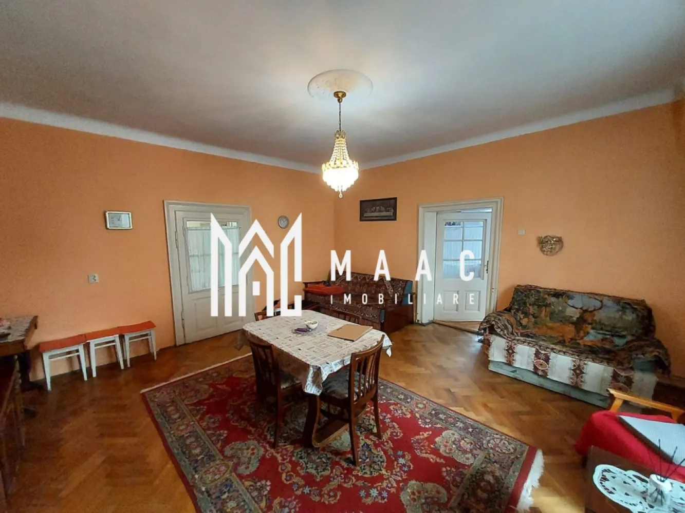 Apartament 3 Camere | Etaj 1 | 78MPU | Central - MAAC Imobiliare vă propune spre vânzare un apartament cu 3 camere decomandate, situat într-o zonă centrală a municipiului Sibiu, ideal atât pentru locuință personală, cât și pentru investiție.

Apartamentul este amplasat la etajul 1 al unui imobil și dispune de o suprafață utilă de 80 mp, oferind spații generoase.
Compartimentare:

* Living spațios și luminos
* 2 dormitoare
* Bucătărie separată
* Baie
* Hol de acces

Caracteristici și beneficii:

* Suprafață utilă de 80 mp
* Compartimentare decomandată
* Etaj 1
* Camere luminoase, cu suprafețe generoase
* Pardoseli din lemn în camere
* Bucătărie cu vedere către curtea interioară
* Potrivit pentru locuire sau investiție

Avantaje locație:

* Zonă centrală, cu acces facil către principalele puncte de interes ale orașului
* Aproape de magazine, școli, instituții publice și mijloace de transport în comun
* Acces rapid către Centrul Istoric al Sibiului

Datorită poziționării excelente și a compartimentării eficiente, această proprietate reprezintă o oportunitate potrivită pentru cei care își doresc un apartament spațios într-o zonă centrală și bine conectată.

Pentru mai multe detalii și programarea unei vizionări, vă rugăm să ne contactați menționând ID: CP3113392