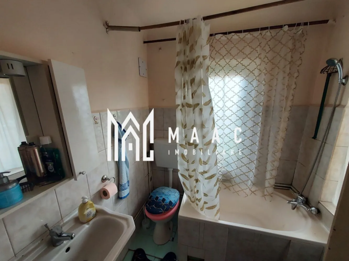 Apartament 3 Camere | Etaj 1 | 78MPU | Central - MAAC Imobiliare vă propune spre vânzare un apartament cu 3 camere decomandate, situat într-o zonă centrală a municipiului Sibiu, ideal atât pentru locuință personală, cât și pentru investiție.

Apartamentul este amplasat la etajul 1 al unui imobil și dispune de o suprafață utilă de 80 mp, oferind spații generoase.
Compartimentare:

* Living spațios și luminos
* 2 dormitoare
* Bucătărie separată
* Baie
* Hol de acces

Caracteristici și beneficii:

* Suprafață utilă de 80 mp
* Compartimentare decomandată
* Etaj 1
* Camere luminoase, cu suprafețe generoase
* Pardoseli din lemn în camere
* Bucătărie cu vedere către curtea interioară
* Potrivit pentru locuire sau investiție

Avantaje locație:

* Zonă centrală, cu acces facil către principalele puncte de interes ale orașului
* Aproape de magazine, școli, instituții publice și mijloace de transport în comun
* Acces rapid către Centrul Istoric al Sibiului

Datorită poziționării excelente și a compartimentării eficiente, această proprietate reprezintă o oportunitate potrivită pentru cei care își doresc un apartament spațios într-o zonă centrală și bine conectată.

Pentru mai multe detalii și programarea unei vizionări, vă rugăm să ne contactați menționând ID: CP3113392