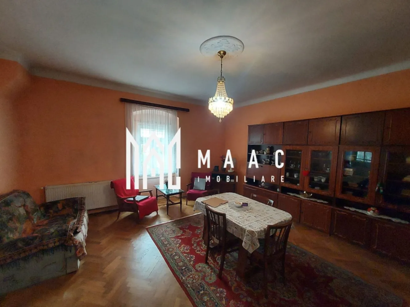Apartament 3 Camere | Etaj 1 | 78MPU | Central - MAAC Imobiliare vă propune spre vânzare un apartament cu 3 camere decomandate, situat într-o zonă centrală a municipiului Sibiu, ideal atât pentru locuință personală, cât și pentru investiție.

Apartamentul este amplasat la etajul 1 al unui imobil și dispune de o suprafață utilă de 80 mp, oferind spații generoase.
Compartimentare:

* Living spațios și luminos
* 2 dormitoare
* Bucătărie separată
* Baie
* Hol de acces

Caracteristici și beneficii:

* Suprafață utilă de 80 mp
* Compartimentare decomandată
* Etaj 1
* Camere luminoase, cu suprafețe generoase
* Pardoseli din lemn în camere
* Bucătărie cu vedere către curtea interioară
* Potrivit pentru locuire sau investiție

Avantaje locație:

* Zonă centrală, cu acces facil către principalele puncte de interes ale orașului
* Aproape de magazine, școli, instituții publice și mijloace de transport în comun
* Acces rapid către Centrul Istoric al Sibiului

Datorită poziționării excelente și a compartimentării eficiente, această proprietate reprezintă o oportunitate potrivită pentru cei care își doresc un apartament spațios într-o zonă centrală și bine conectată.

Pentru mai multe detalii și programarea unei vizionări, vă rugăm să ne contactați menționând ID: CP3113392