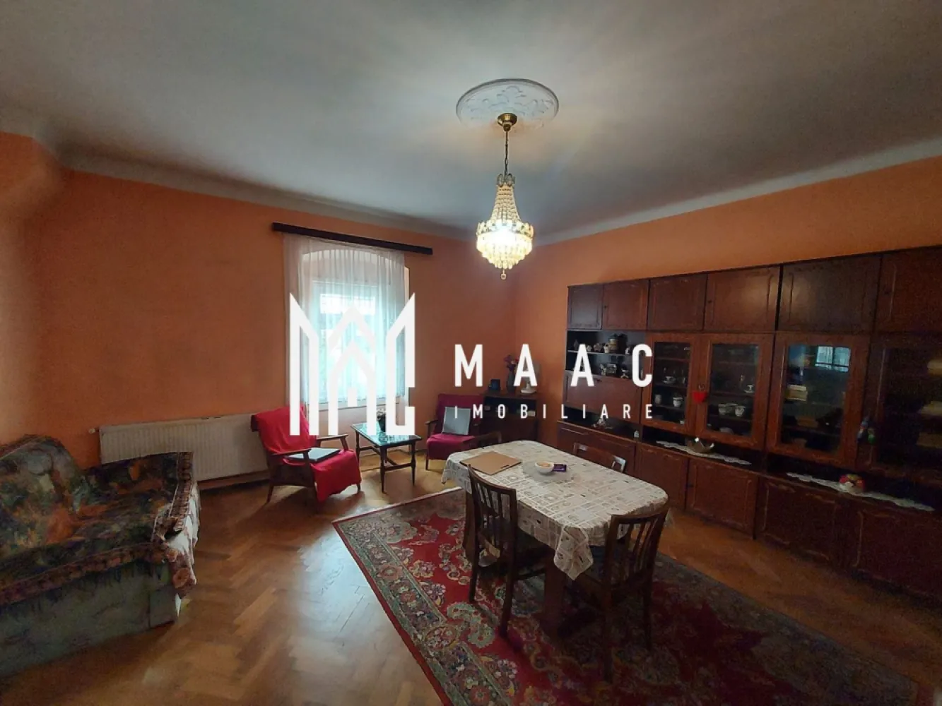 Apartament 3 Camere | Etaj 1 | 78MPU | Central - MAAC Imobiliare vă propune spre vânzare un apartament cu 3 camere decomandate, situat într-o zonă centrală a municipiului Sibiu, ideal atât pentru locuință personală, cât și pentru investiție.

Apartamentul este amplasat la etajul 1 al unui imobil și dispune de o suprafață utilă de 80 mp, oferind spații generoase.
Compartimentare:

* Living spațios și luminos
* 2 dormitoare
* Bucătărie separată
* Baie
* Hol de acces

Caracteristici și beneficii:

* Suprafață utilă de 80 mp
* Compartimentare decomandată
* Etaj 1
* Camere luminoase, cu suprafețe generoase
* Pardoseli din lemn în camere
* Bucătărie cu vedere către curtea interioară
* Potrivit pentru locuire sau investiție

Avantaje locație:

* Zonă centrală, cu acces facil către principalele puncte de interes ale orașului
* Aproape de magazine, școli, instituții publice și mijloace de transport în comun
* Acces rapid către Centrul Istoric al Sibiului

Datorită poziționării excelente și a compartimentării eficiente, această proprietate reprezintă o oportunitate potrivită pentru cei care își doresc un apartament spațios într-o zonă centrală și bine conectată.

Pentru mai multe detalii și programarea unei vizionări, vă rugăm să ne contactați menționând ID: CP3113392