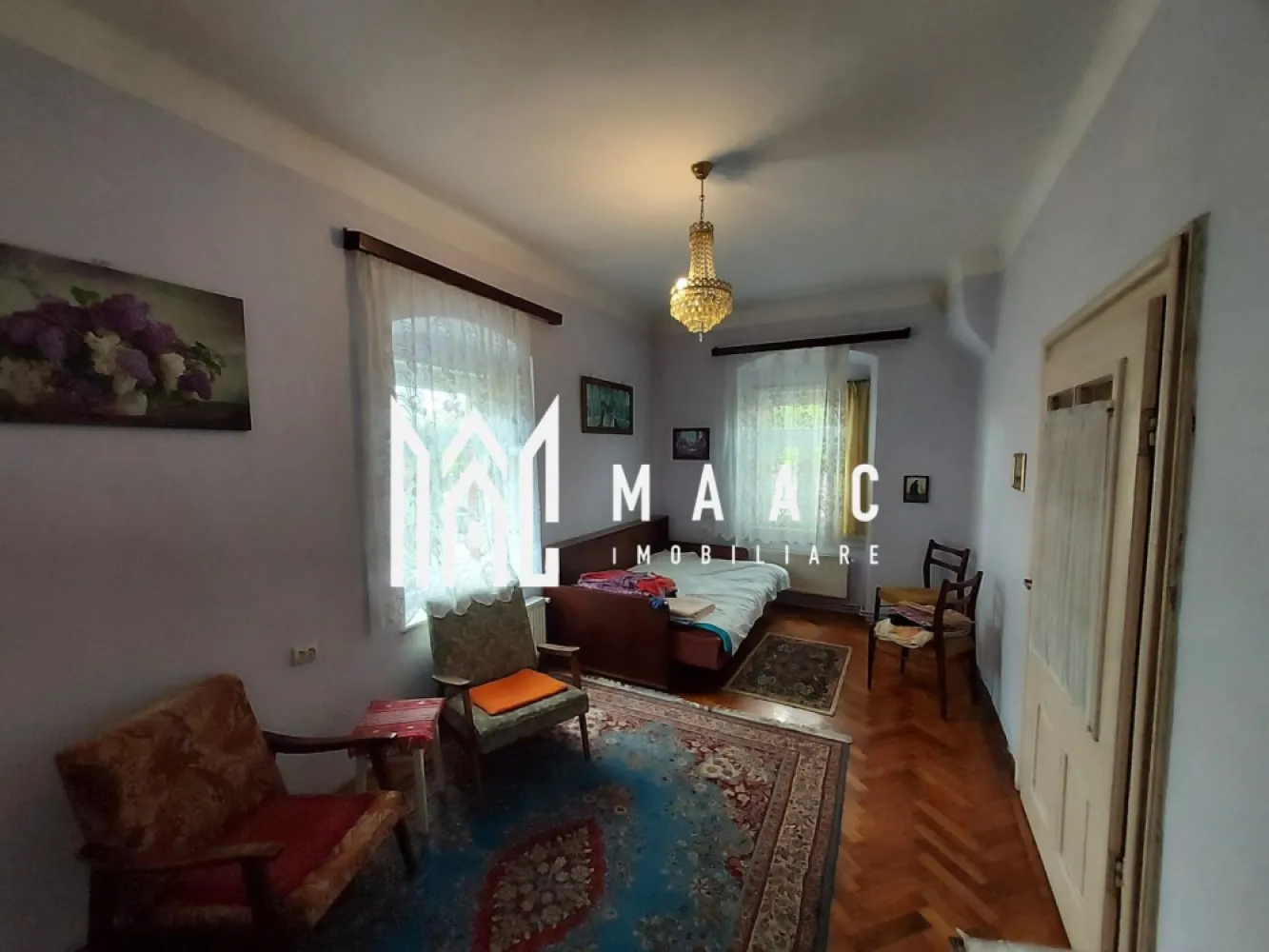 Apartament 3 Camere | Etaj 1 | 78MPU | Central - MAAC Imobiliare vă propune spre vânzare un apartament cu 3 camere decomandate, situat într-o zonă centrală a municipiului Sibiu, ideal atât pentru locuință personală, cât și pentru investiție.

Apartamentul este amplasat la etajul 1 al unui imobil și dispune de o suprafață utilă de 80 mp, oferind spații generoase.
Compartimentare:

* Living spațios și luminos
* 2 dormitoare
* Bucătărie separată
* Baie
* Hol de acces

Caracteristici și beneficii:

* Suprafață utilă de 80 mp
* Compartimentare decomandată
* Etaj 1
* Camere luminoase, cu suprafețe generoase
* Pardoseli din lemn în camere
* Bucătărie cu vedere către curtea interioară
* Potrivit pentru locuire sau investiție

Avantaje locație:

* Zonă centrală, cu acces facil către principalele puncte de interes ale orașului
* Aproape de magazine, școli, instituții publice și mijloace de transport în comun
* Acces rapid către Centrul Istoric al Sibiului

Datorită poziționării excelente și a compartimentării eficiente, această proprietate reprezintă o oportunitate potrivită pentru cei care își doresc un apartament spațios într-o zonă centrală și bine conectată.

Pentru mai multe detalii și programarea unei vizionări, vă rugăm să ne contactați menționând ID: CP3113392