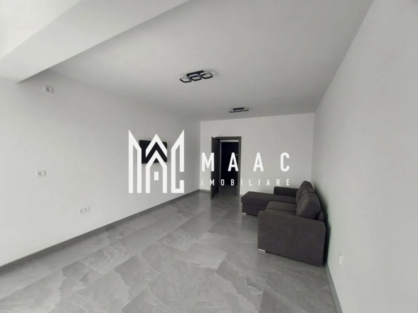 Apartament 2 Camere | Parcare | Gradina | Pictor Brana - MAAC Imobiliare vă propune spre închiriere un apartament cu 2 camere decomandate, aflat la prima închiriere, ideal pentru cei care își doresc confort, funcționalitate și un spațiu modern pregătit pentru mutare imediată.

Apartamentul are o suprafață utilă de 66 mp, este situat la etajul 1 și beneficiază de un balcon, oferind un spațiu generos și bine compartimentat.

Locuința se predă complet mobilată și utilată, cu mobilier și electrocasnice pregătite pentru utilizare, fiind o alegere excelentă pentru un cuplu, o familie sau persoane care își doresc un apartament modern și confortabil.

Compartimentare
Living spațios
Dormitor
Bucătărie
Baie
Hol
Balcon
Gradina de 30mp 
Dotări și beneficii
Prima închiriere
Compartimentare decomandată
Complet mobilat și utilat
Mașină de spălat rufe
Mașină de spălat vase
Etaj 1
Balcon
Loc de parcare inclus
Avantaje
Apartament luminos și bine întreținut
Mobilier și electrocasnice în stare excelentă
Costuri reduse de întreținere
Disponibil imediat
Potrivit pentru persoane care caută confort și liniște

Pentru mai multe detalii și programarea unei vizionări, vă rugăm să ne contactați menționând ID: CP3131923