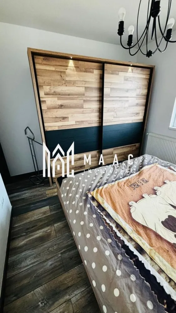 Apartament 3 camere 2 bai 2 balcoane Loc de parcare - Vă prezentăm un apartament deosebit cu 3 camere decomandate, situat în ansamblul rezidențial West Parc Residence, ideal pentru familii, inchiriere pe termen lung sau regim hotelier.

Locuința este amplasată la etajul 3 al unui imobil prevăzut cu lift și beneficiază de o compartimentare excelentă, oferind o suprafață utilă de 60 mp, la care se adaugă două balcoane generoase, fiecare cu o suprafață de 8 mp.

Apartamentul se vinde exact ca în fotografii (fara cele 2 televizoare , masina de spalat si uscator) fiind pregătit pentru mutare imediată (Ready to Move), fără investiții suplimentare.

Compartimentare:

Living spațios și luminos
2 dormitoare confortabile
Bucătărie complet mobilată și utilată
2 băi
2 balcoane generoase (16 mp în total)
Hol cu spații de depozitare

Avantaje:
✔ Compartimentare decomandată
✔ Etaj 3 din bloc cu lift
✔ Două băi pentru un plus de confort
✔ Două balcoane spațioase si luminoase
✔ Loc de parcare inclus în preț
✔ Ansamblu rezidențial modern și bine administrat
✔ Mutare imediată

Pentru mai multe detalii specificati CP3149451 la telefon
