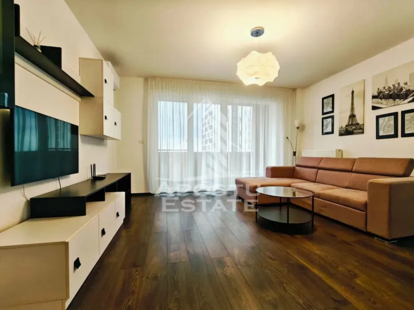 Apartament cu 2 camere, de inchiriat, Calea Aradului, Parcare - Agentia imobiliara APOSTU ESTATE va propune spre inchiriere un apartament cu 2 camere, situat in Timisoara, in zona Calea Aradului, o zona linistita si bine pozitionata, potrivit pentru cupluri,familii, sau studenti care isi doresc o locuinta unde sa se simta confortabil si cu acces facil catre scoli, statii de autobuz, supermarketuri , magazine de zona, parcuri.

Suprafata utila: 55 mpu
Compartimentare eficienta:
-Hol de acces generos.
-Living room luminos.
-Bucatarie deschisa, mobilata si utilata.
-Dormitor matrimonial.
-Baie cu cada.

Confort si facilitati:
-Incalzirea apartamentului: Pardoseala, Centrala proprie.
-Apartamentul este complet mobilat si utilat.
- Nu se accepta animale de companie de catre proprietar.

Localizare:
-Timis, Timisoara, zona Calea Aradului, acces facil : Lidl, Aral, Profi.

Ideal pentru:
-Cupluri.
-Persoane singure.

Disponibilitate: imediata
Pret chirie lunara: 500 euro.
Programeaza o vizionare pentru a-ti putea imagina viitorul aici!
ID intern: CP3150236