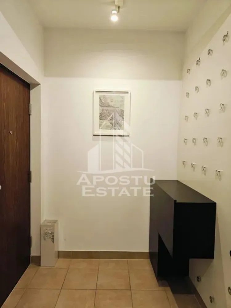 Apartament cu 2 camere, de inchiriat, Calea Aradului, Parcare - Agentia imobiliara APOSTU ESTATE va propune spre inchiriere un apartament cu 2 camere, situat in Timisoara, in zona Calea Aradului, o zona linistita si bine pozitionata, potrivit pentru cupluri,familii, sau studenti care isi doresc o locuinta unde sa se simta confortabil si cu acces facil catre scoli, statii de autobuz, supermarketuri , magazine de zona, parcuri.

Suprafata utila: 55 mpu
Compartimentare eficienta:
-Hol de acces generos.
-Living room luminos.
-Bucatarie deschisa, mobilata si utilata.
-Dormitor matrimonial.
-Baie cu cada.

Confort si facilitati:
-Incalzirea apartamentului: Pardoseala, Centrala proprie.
-Apartamentul este complet mobilat si utilat.
- Nu se accepta animale de companie de catre proprietar.

Localizare:
-Timis, Timisoara, zona Calea Aradului, acces facil : Lidl, Aral, Profi.

Ideal pentru:
-Cupluri.
-Persoane singure.

Disponibilitate: imediata
Pret chirie lunara: 500 euro.
Programeaza o vizionare pentru a-ti putea imagina viitorul aici!
ID intern: CP3150236