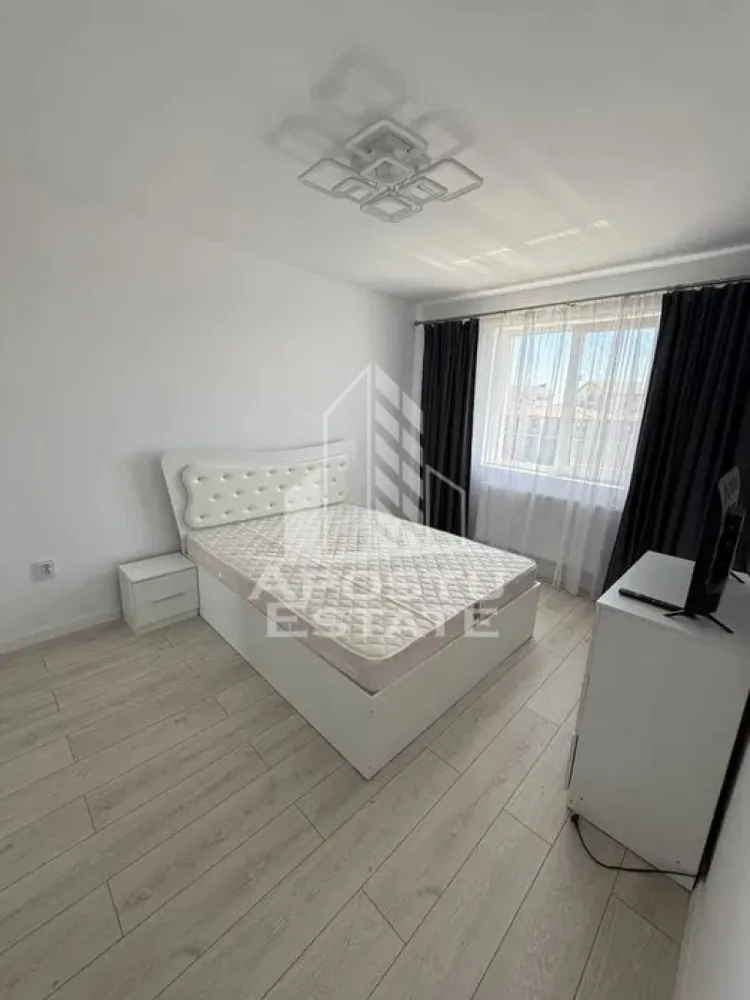 Apartment 2 camere, zona Braytim, Centrala Proprie - POSTU ESTATE va ofera spre inchiriere un apartament cu 2 camere, situat la etajul 2 intr-un bloc cu regim de inaltime P+2, in zona Braytim.
Imobilul are o suprafata utila de 55 mp si este compartimentat astfel:
- Hol de acces.
- Bucatarie inchisa, mobiliata si utilata.
- Dormitor matrimonial.
- Living room luminos.
- Baie cu cada.
Alte detalii :
Confortul termic se realizeaza cu ajutorul centralei proprii, incalzirea fiind prin calorifere.
Pretul chiriei este de 430 de euro.
Garantia este 430 de euro.
Va asteptam cu drag la o vizionare!
ID Intern: CP2743487