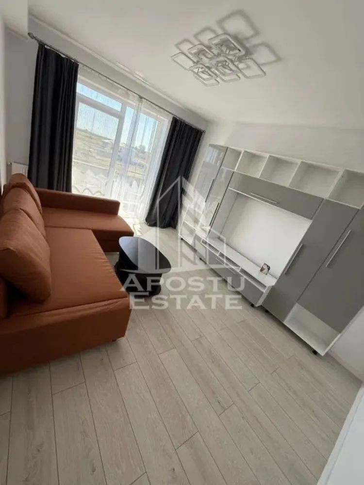 Apartment 2 camere, zona Braytim, Centrala Proprie - POSTU ESTATE va ofera spre inchiriere un apartament cu 2 camere, situat la etajul 2 intr-un bloc cu regim de inaltime P+2, in zona Braytim.
Imobilul are o suprafata utila de 55 mp si este compartimentat astfel:
- Hol de acces.
- Bucatarie inchisa, mobiliata si utilata.
- Dormitor matrimonial.
- Living room luminos.
- Baie cu cada.
Alte detalii :
Confortul termic se realizeaza cu ajutorul centralei proprii, incalzirea fiind prin calorifere.
Pretul chiriei este de 430 de euro.
Garantia este 430 de euro.
Va asteptam cu drag la o vizionare!
ID Intern: CP2743487