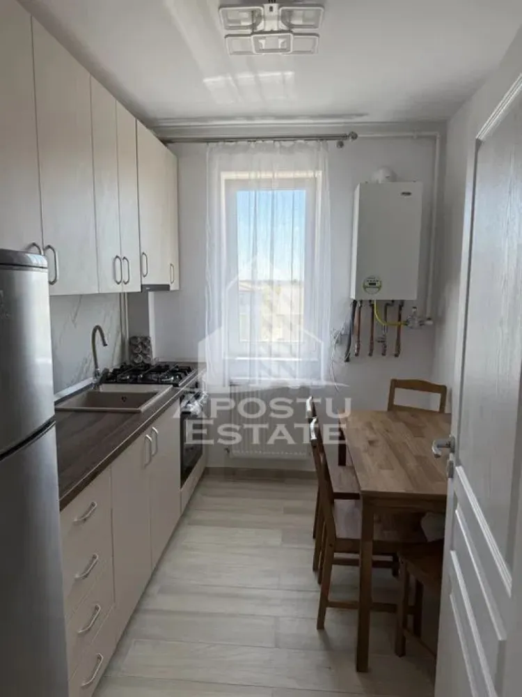 Apartment 2 camere, zona Braytim, Centrala Proprie - POSTU ESTATE va ofera spre inchiriere un apartament cu 2 camere, situat la etajul 2 intr-un bloc cu regim de inaltime P+2, in zona Braytim.
Imobilul are o suprafata utila de 55 mp si este compartimentat astfel:
- Hol de acces.
- Bucatarie inchisa, mobiliata si utilata.
- Dormitor matrimonial.
- Living room luminos.
- Baie cu cada.
Alte detalii :
Confortul termic se realizeaza cu ajutorul centralei proprii, incalzirea fiind prin calorifere.
Pretul chiriei este de 430 de euro.
Garantia este 430 de euro.
Va asteptam cu drag la o vizionare!
ID Intern: CP2743487