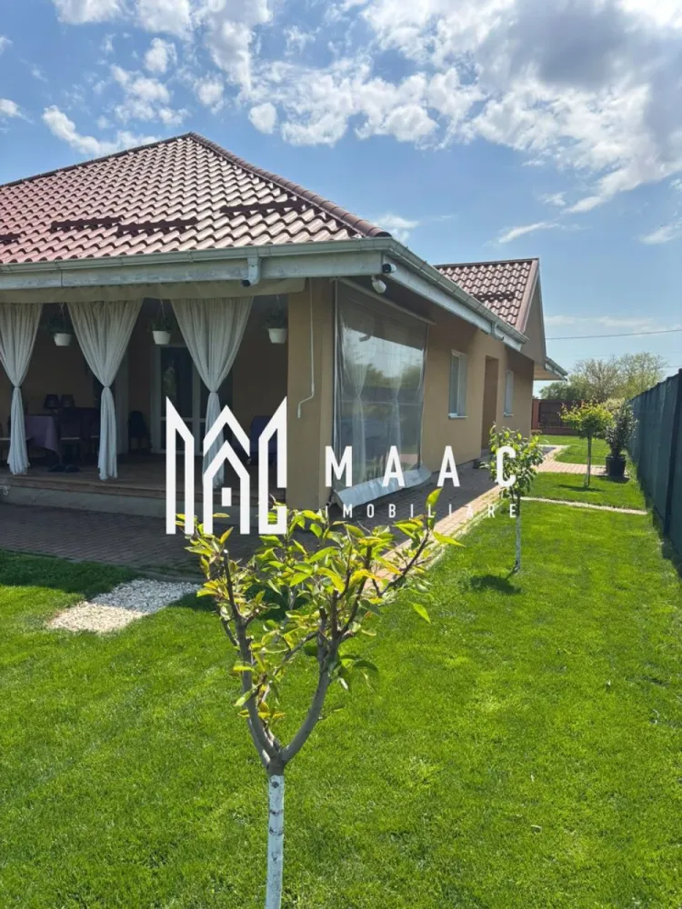 Casă individuală I 4 camere I Teren 1000mp I Grădiștea-Ilfov - MAAC Imobiliare prezintă spre vânzare o casă amplasată pe un teren generos de 1000 mp, într-un cadru natural deosebit, în Grădiștea, în apropierea lacului și a pădurii. 

Suprafață utilă: 129 mp (fără mansardă)
Suprafață construită: 183 mp
Teren: 1000 mp
An construcție: 2017
Posibilitate de mansardare: aprox. 100 mp utili suplimentari

Construcția este realizată din cărămidă și beton armat, bine întreținută, cu certificat energetic Clasa A.
Acoperiș cu streașină mare (~1 m) pentru protecție împotriva soarelui și intemperiilor.
Fațadă tratată cu rășină specială, rezistentă la umezeală și variații de temperatură.

Compartimentată din:
3 dormitoare spațioase( două dormitoare orientate spre sud),
2 băi mari,
Living generos cu acces direct către terasă,
Bucătărie cu ieșire pe terasă,
Cămară – 5,28 mp,
Dressing,
Cameră tehnică – 6,91 mp (cu acces din exterior),
Terasă acoperită, integrată în structura casei cu platforma din lemn,
Rolete exterioare pentru protecție solară și intimitate,
Poate fi folosită aproape tot anul.

Curte și teren – 1000 mp, cu:
Peste 100 mp de alei pavate,
Aproximativ 500 mp de gazon,
Pomi fructiferi,
Zonă pentru legume cu sistem de irigare,
Zonă de zmeură (~20 mp),
Magazie separată – 22 mp.

Utilități și dotări
Puț propriu forat la 45 m (a doua pânză freatică),
Cămin de puț 3 × 4 m – poate fi transformat în pivniță,
Electricitate trifazică,
Fosă septică ecologică cu drenaj,
Gaz și canalizare la poartă,
Priză exterioară pentru încărcarea mașinilor electrice,
2 locuri de parcare,
Sistem antiefracție, 8 camere de supraveghere.
Încălzirea este asigurată de o centrală pe lemne/peleți cu puffer 1000 l, boiler 200 l Viadrus și 8 calorifere COPA Innova.
Ferestre tripan antiefracție.
Parchet de 12 mm.
Aer condiționat (folosit rar datorită orientării și umbrei naturale).
Proprietatea este racordată la energie electrica, însă toate utilitățile sunt disponibile la limita proprietății.

O locuință dezvoltată pe criterii clare, oferă intimitate și confort, păstrând totodată accesul rapid către nordul Bucureștiului și DN1.

Pentru mai multe detalii contactați MAAC Imobiliare specificând ID CP3150304.