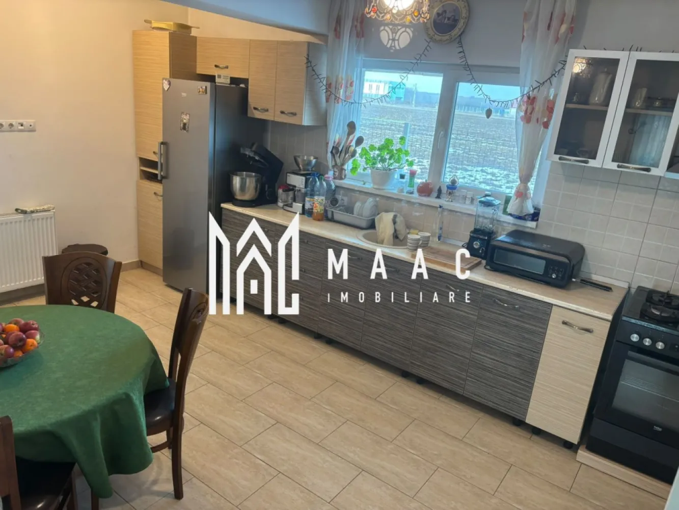 Casă individuală I 4 camere I Teren 1000mp I Grădiștea-Ilfov - MAAC Imobiliare prezintă spre vânzare o casă amplasată pe un teren generos de 1000 mp, într-un cadru natural deosebit, în Grădiștea, în apropierea lacului și a pădurii. 

Suprafață utilă: 129 mp (fără mansardă)
Suprafață construită: 183 mp
Teren: 1000 mp
An construcție: 2017
Posibilitate de mansardare: aprox. 100 mp utili suplimentari

Construcția este realizată din cărămidă și beton armat, bine întreținută, cu certificat energetic Clasa A.
Acoperiș cu streașină mare (~1 m) pentru protecție împotriva soarelui și intemperiilor.
Fațadă tratată cu rășină specială, rezistentă la umezeală și variații de temperatură.

Compartimentată din:
3 dormitoare spațioase( două dormitoare orientate spre sud),
2 băi mari,
Living generos cu acces direct către terasă,
Bucătărie cu ieșire pe terasă,
Cămară – 5,28 mp,
Dressing,
Cameră tehnică – 6,91 mp (cu acces din exterior),
Terasă acoperită, integrată în structura casei cu platforma din lemn,
Rolete exterioare pentru protecție solară și intimitate,
Poate fi folosită aproape tot anul.

Curte și teren – 1000 mp, cu:
Peste 100 mp de alei pavate,
Aproximativ 500 mp de gazon,
Pomi fructiferi,
Zonă pentru legume cu sistem de irigare,
Zonă de zmeură (~20 mp),
Magazie separată – 22 mp.

Utilități și dotări
Puț propriu forat la 45 m (a doua pânză freatică),
Cămin de puț 3 × 4 m – poate fi transformat în pivniță,
Electricitate trifazică,
Fosă septică ecologică cu drenaj,
Gaz și canalizare la poartă,
Priză exterioară pentru încărcarea mașinilor electrice,
2 locuri de parcare,
Sistem antiefracție, 8 camere de supraveghere.
Încălzirea este asigurată de o centrală pe lemne/peleți cu puffer 1000 l, boiler 200 l Viadrus și 8 calorifere COPA Innova.
Ferestre tripan antiefracție.
Parchet de 12 mm.
Aer condiționat (folosit rar datorită orientării și umbrei naturale).
Proprietatea este racordată la energie electrica, însă toate utilitățile sunt disponibile la limita proprietății.

O locuință dezvoltată pe criterii clare, oferă intimitate și confort, păstrând totodată accesul rapid către nordul Bucureștiului și DN1.

Pentru mai multe detalii contactați MAAC Imobiliare specificând ID CP3150304.