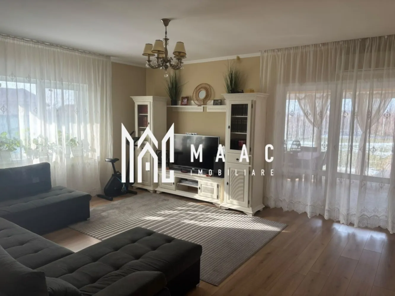 Casă individuală I 4 camere I Teren 1000mp I Grădiștea-Ilfov - MAAC Imobiliare prezintă spre vânzare o casă amplasată pe un teren generos de 1000 mp, într-un cadru natural deosebit, în Grădiștea, în apropierea lacului și a pădurii. 

Suprafață utilă: 129 mp (fără mansardă)
Suprafață construită: 183 mp
Teren: 1000 mp
An construcție: 2017
Posibilitate de mansardare: aprox. 100 mp utili suplimentari

Construcția este realizată din cărămidă și beton armat, bine întreținută, cu certificat energetic Clasa A.
Acoperiș cu streașină mare (~1 m) pentru protecție împotriva soarelui și intemperiilor.
Fațadă tratată cu rășină specială, rezistentă la umezeală și variații de temperatură.

Compartimentată din:
3 dormitoare spațioase( două dormitoare orientate spre sud),
2 băi mari,
Living generos cu acces direct către terasă,
Bucătărie cu ieșire pe terasă,
Cămară – 5,28 mp,
Dressing,
Cameră tehnică – 6,91 mp (cu acces din exterior),
Terasă acoperită, integrată în structura casei cu platforma din lemn,
Rolete exterioare pentru protecție solară și intimitate,
Poate fi folosită aproape tot anul.

Curte și teren – 1000 mp, cu:
Peste 100 mp de alei pavate,
Aproximativ 500 mp de gazon,
Pomi fructiferi,
Zonă pentru legume cu sistem de irigare,
Zonă de zmeură (~20 mp),
Magazie separată – 22 mp.

Utilități și dotări
Puț propriu forat la 45 m (a doua pânză freatică),
Cămin de puț 3 × 4 m – poate fi transformat în pivniță,
Electricitate trifazică,
Fosă septică ecologică cu drenaj,
Gaz și canalizare la poartă,
Priză exterioară pentru încărcarea mașinilor electrice,
2 locuri de parcare,
Sistem antiefracție, 8 camere de supraveghere.
Încălzirea este asigurată de o centrală pe lemne/peleți cu puffer 1000 l, boiler 200 l Viadrus și 8 calorifere COPA Innova.
Ferestre tripan antiefracție.
Parchet de 12 mm.
Aer condiționat (folosit rar datorită orientării și umbrei naturale).
Proprietatea este racordată la energie electrica, însă toate utilitățile sunt disponibile la limita proprietății.

O locuință dezvoltată pe criterii clare, oferă intimitate și confort, păstrând totodată accesul rapid către nordul Bucureștiului și DN1.

Pentru mai multe detalii contactați MAAC Imobiliare specificând ID CP3150304.