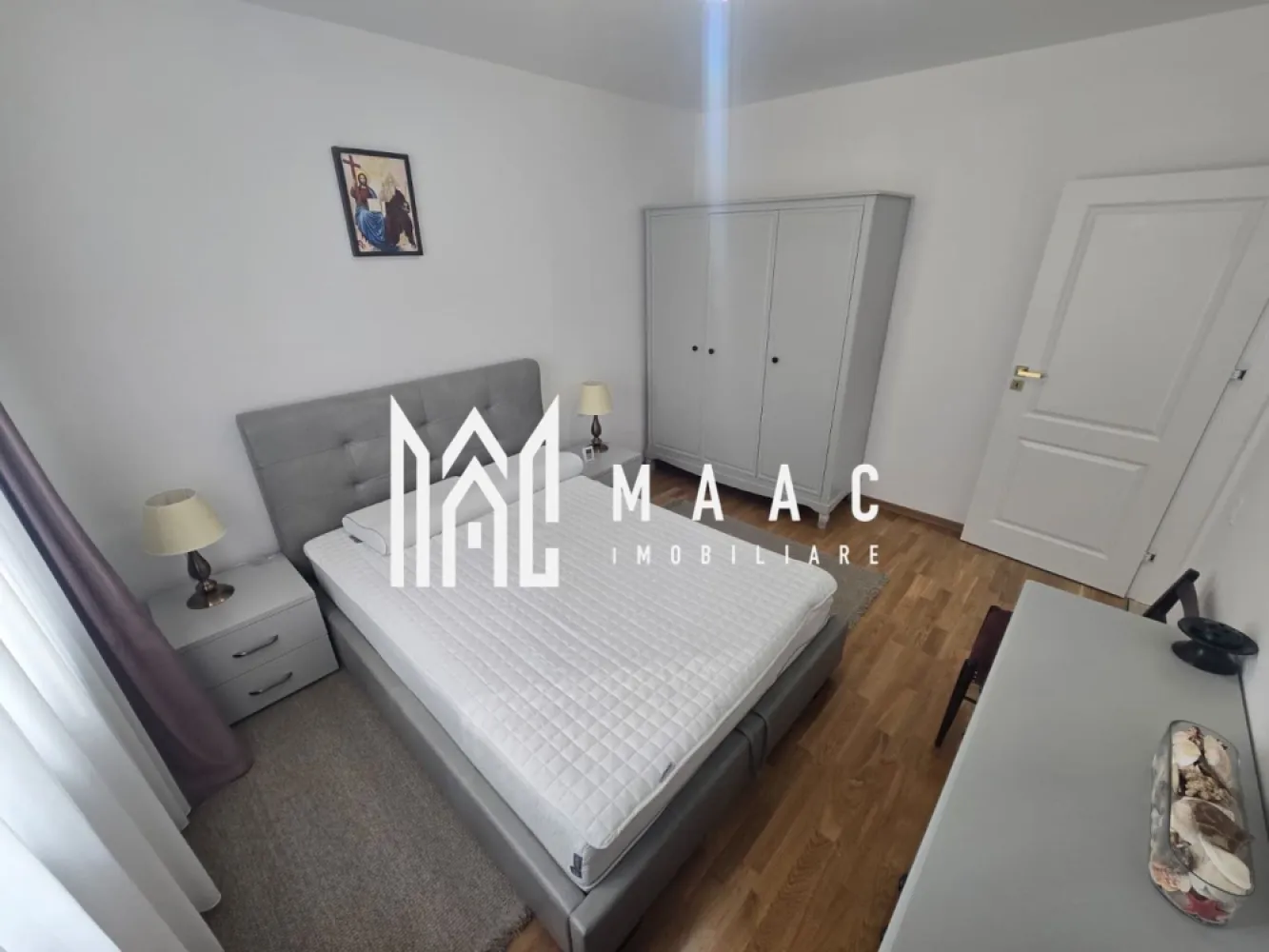 Apartament superb 3 camere 2 bai 2 balcoane Selimbar Lidl - Vă propunem spre vânzare un apartament modern și elegant amenajat, situat în Șelimbăr, zona Lidl situat la parter foarte bine compartimentat.

Locuința beneficiază de o suprafață utilă generoasă de 83 mp, compartimentată eficient pentru a oferi confort și funcționalitate unei familii moderne.

Apartamentul dispune de 3 camere decomandate, 2 băi, 2 balcoane și o cămară practică pentru depozitare, fiind vândut complet mobilat și utilat, exact ca în fotografii. 

Compartimentare:

Living spațios și luminos cu iesire pe balcon
Bucătărie complet mobilată și utilată si iesire pe balcon
2 dormitoare confortabile
2 băi
2 balcoane
Cămară
Hol generos

Dotări și beneficii:
✔ Încălzire în pardoseală pentru un confort termic superior
✔ Jaluzele electrice la toate ferestrele
✔ Compartimentare decomandată
✔ Complet mobilat și utilat
✔ Două băi
✔ Două balcoane
✔ Cămară pentru depozitare suplimentară
✔ Loc de parcare inclus în preț
✔ Apartament Ready to Move – disponibil pentru mutare imediată
✔ Zonă apreciată si linistita ,aproape de magazine, școli, grădinițe și mijloace de transport

Datorită finisajelor moderne, spațiului generos și dotărilor premium, această proprietate reprezintă alegerea ideală atât pentru locuire, cât și pentru investiție.