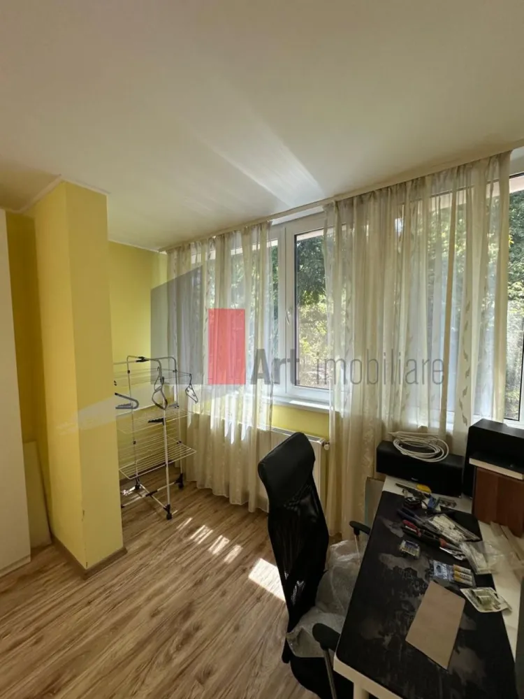 3 camere Drumul Taberei - Localizare excelentă pentru o familie cu copii sau pentru investiție.

Prezentăm un apartament de 3 camere, situat la etajul 2 dintr-un bloc cu 4 etaje, imobil recent anvelopat termic, ceea ce înseamnă facturi mai mici la iarnă și confort sporit pe tot parcursul anului.

Locația este una de excepție: în imediata apropiere a Colegiului Național Elena Cuza, una dintre cele mai bune școli din București. De asemenea, zona beneficiază de acces facil la magazine, farmacii, transport în comun și parcuri.

🔸 SPECIFICAȚII ȘI STAREA PROPRIETĂȚII:

· Compartimentare: 3 camere (living + 2 dormitoare) – compartimentare funcțională, ideală pentru o familie.
· Etaj: 2 din 4 – acces ușor, ferit de zgomotul de la stradă.
· Bloc anvelopat: Termoizolație nouă, fațadă reabilitată, reducerea pierderilor de căldură.
· Renovare completă: Apartamentul a fost renovat recent, cu materiale de calitate.
· Instalație electrică schimbată: Punct cheie! Nu va trebui să vă faceți griji pentru siguranță sau suprasarcină. Totul este nou, dimensionat corect și modern.
· Finisaje: Parchet, gresie, faianță, uși interioare noi, tencuieli decorative (se pot completa după preferințe).
· Instalații sanitare: Verificate și, acolo unde a fost cazul, înlocuite.

🔸 BENEFICII ȘI PUNCTE FORTE:

· Economie de timp și bani: Nu mai trebuie să investiți în renovare sau în reparația instalației electrice. Totul este gata de locuit.
· Confort termic garantat: Datorită anvelopării blocului, veți avea iarna mai cald și vara mai răcoros.
· Locație școlară de top: Pentru o familie cu copii, proximitatea față de Colegiul Elena Cuza este un avantaj imens (copilul poate merge pe jos, fără stres).
· Acces la transport: Stații de autobuz, tramvai și metrou (în funcție de distanța exactă) în apropiere.
· Liniște și siguranță: Zona este una liniștită, bine întreținută, cu vecini de bună calitate.

🔸 IDEAL PENTRU:

· Familii cu copii care doresc o școală bună în apropiere.
· Cupluri care apreciază un spațiu generos și renovat.
· Investitori care doresc o proprietate cu cerere mare la închiriere (datorită școlii).

📞 Sunați acum pentru o vizionare și pentru a vedea personal calitatea renovării!