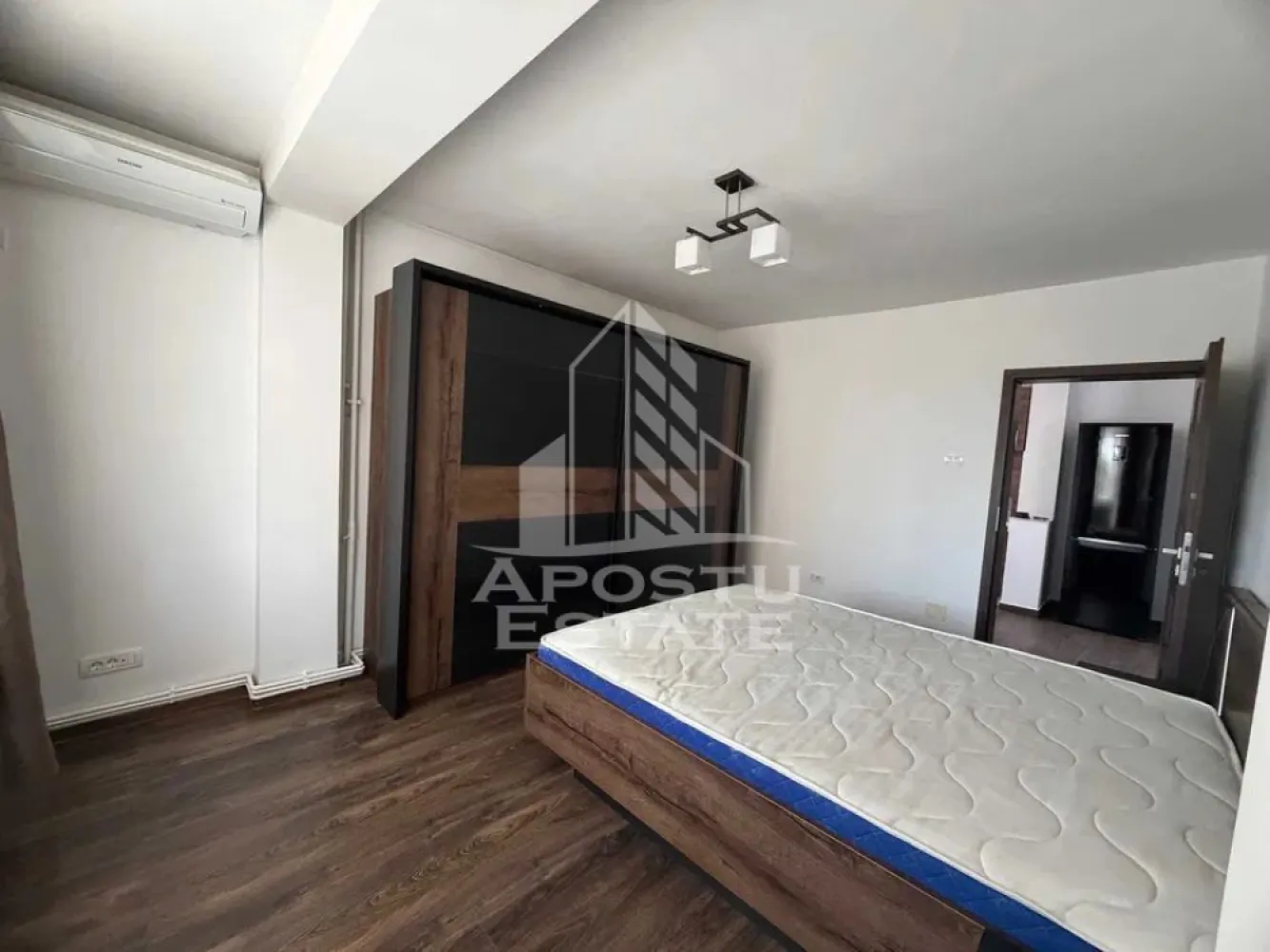 Apartament cu 2 camere, Pet Friendly, zona Olimpia-Stadion, Centrala - Agentia imobiliara APOSTU ESTATE va propune spre inchiriere un apartament cu 2 camere, spatios si luminos, situat in Timisoara, in zona Olimpia-Stadion, o zona linistita si bine pozitionata, potrivit pentru cupluri,familii, sau studenti care isi doresc o locuinta unde sa se simta confortabil si cu acces facil catre scoli, statii de autobuz, supermarketuri , magazine de zona, parcuri.

Suprafata utila: 52mpu
Compartimentare eficienta:
-Hol de acces generos.
-Bucatarie mobilata si utilata.
-Living room luminios cu canapea extensibila.
-Dormitor matrimonial cu AC.
-Baie cu cada.
-Balcon spatios si inchis.

Confort si facilitati:
-Incalzirea apartamentului: Calorifere, Centrala Proprie.
-Apartamentul este complet mobilat si utilat.
- Se accepta animale de companie de catre proprietar.
-Apartamentul dispune de o unitate AC.

Localizare:
-Timis, Timisoara, zona Olimpia Stadion, acces facil : Profi, Baza Sportiva nr 2 Politehnica, Liceul Sportiv Banatul.

Ideal pentru:
-Cupluri.
-Persoane singure.
-Familii.

Disponibilitate: imediata
Pret chirie lunara: 300 euro.
Programeaza o vizionare pentru a-ti putea imagina viitorul aici!
ID intern: CP3148864