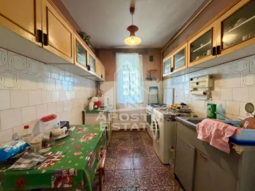 Apartament 2 camere de vanzare, boxa, zona Circumvalatiunii, Timisoara