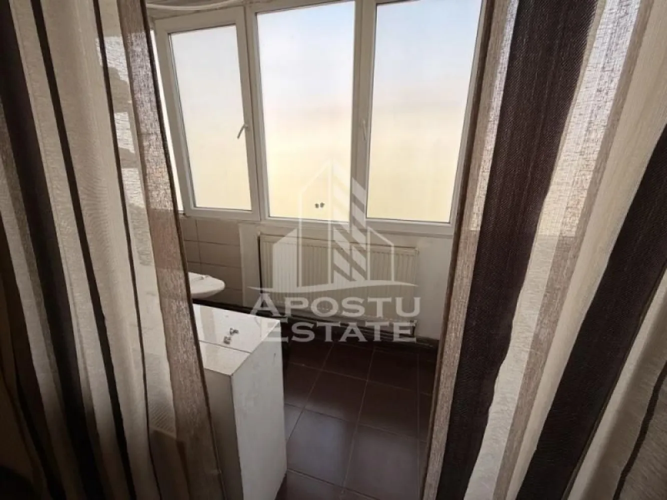 Apartament 2 camere, de vanzare, zona Soarelui, Timisoara - Agentia imobiliara APOSTU ESTATE va ofera spre vanzare un apartament cu 2 camere, mobilat si utilat, localizat in judetul Timis, Timisoara, zona Soarelui.

Apartamentul are o suprafata de 52mp utili +logie si este situat la etajul 3 intr-un bloc cu 4 etaje.

- Hol de acces

- Bucatarie

-Living cu loggie
 
-Dormitor

- Baie cu cada si geam

Confortul termic este asigurat prin intermediul centralei proprie pe gaz.

Zona cu numeroase facilitati si puncte de interes precum: acces rapid si usor la mijloacele de transport in comun, si alte supermarket-uri in apropiere, farmacii, institutii de invatamant, restaurante, baruri, cafenele si multe altele.

Agentia imobiliara Apostu Estate va ofera consultanta bancara gratuita prin intermediul colaboratorilor nostri pentru alegerea celui mai potrivit tip de credit, astfel incat tu sa devi noul proprietar al acestui apartament.

Va asteptam cu drag la o vizionare!
CP3147862